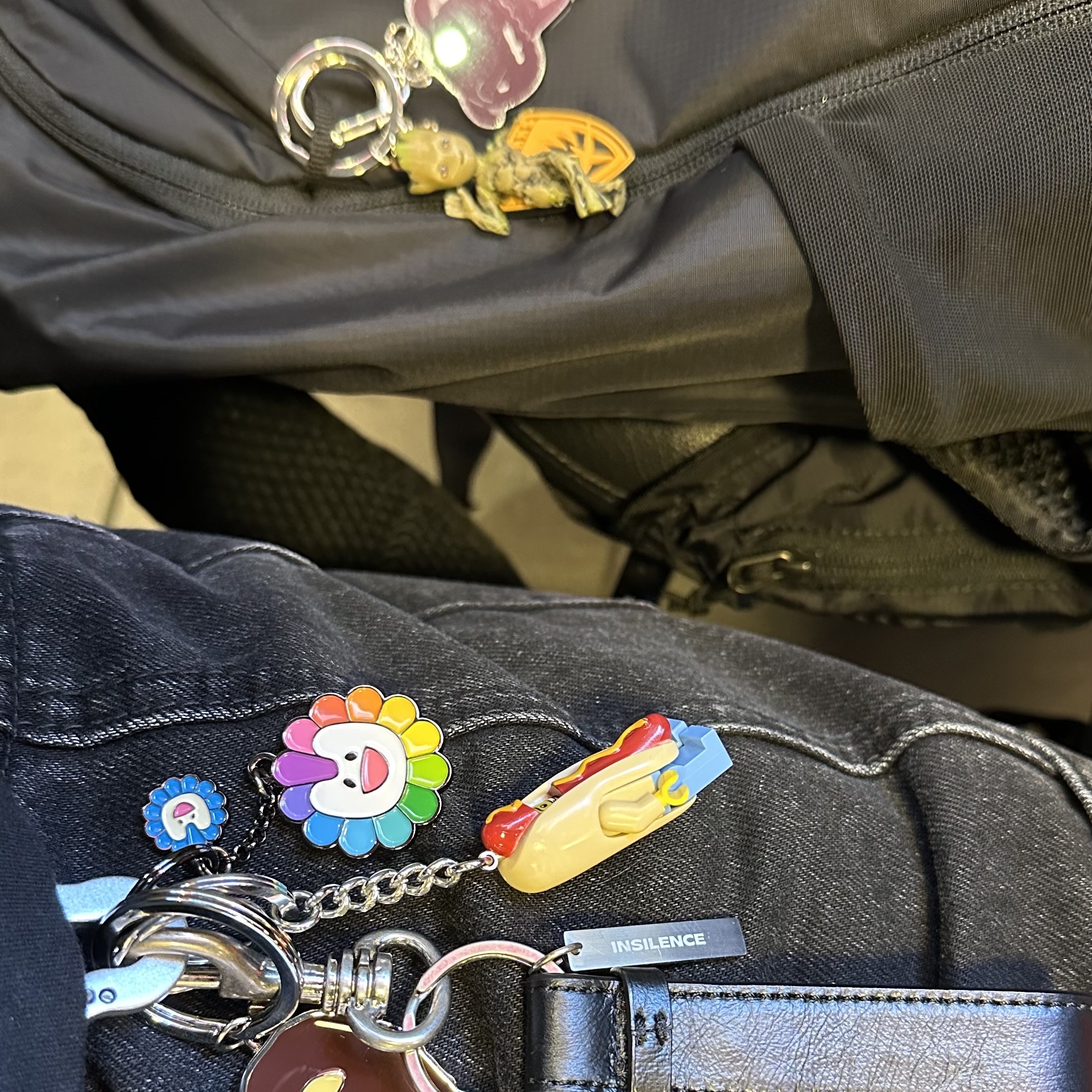 NewJeans x Murakami Metal Keyring Flower 착용 스타일