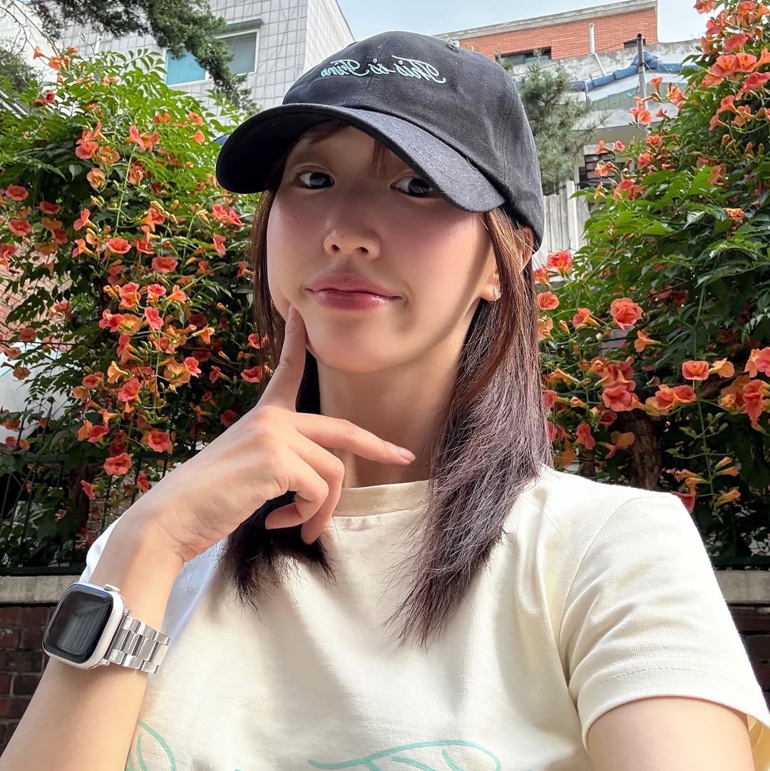 THIS IS FINE Cropped Signature Tee Cream, THIS IS FINE Signature Ball Cap Black 착용 스타일 - 3