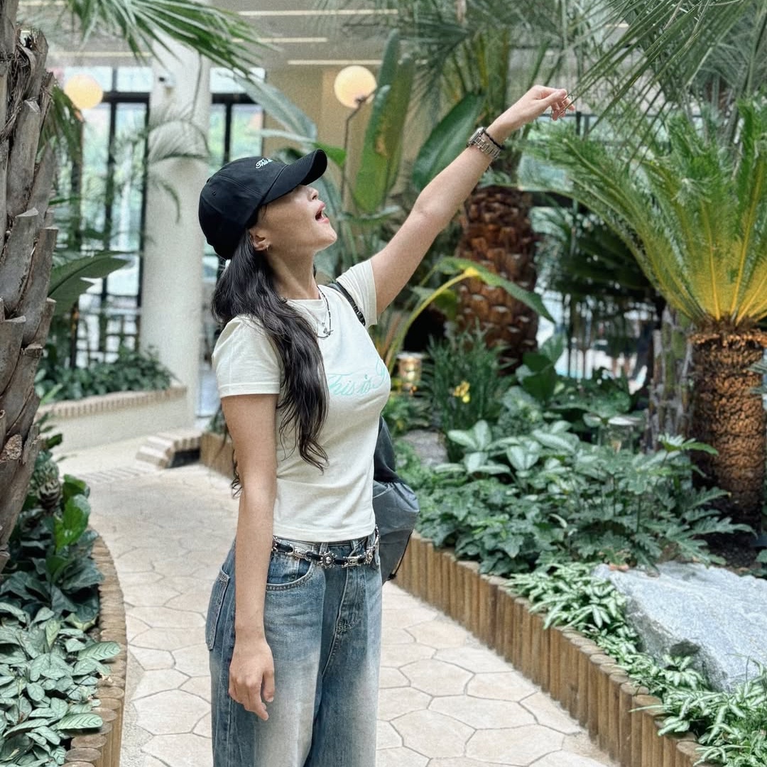 THIS IS FINE Cropped Signature Tee Cream, THIS IS FINE Signature Ball Cap Black 착용 스타일 - 3