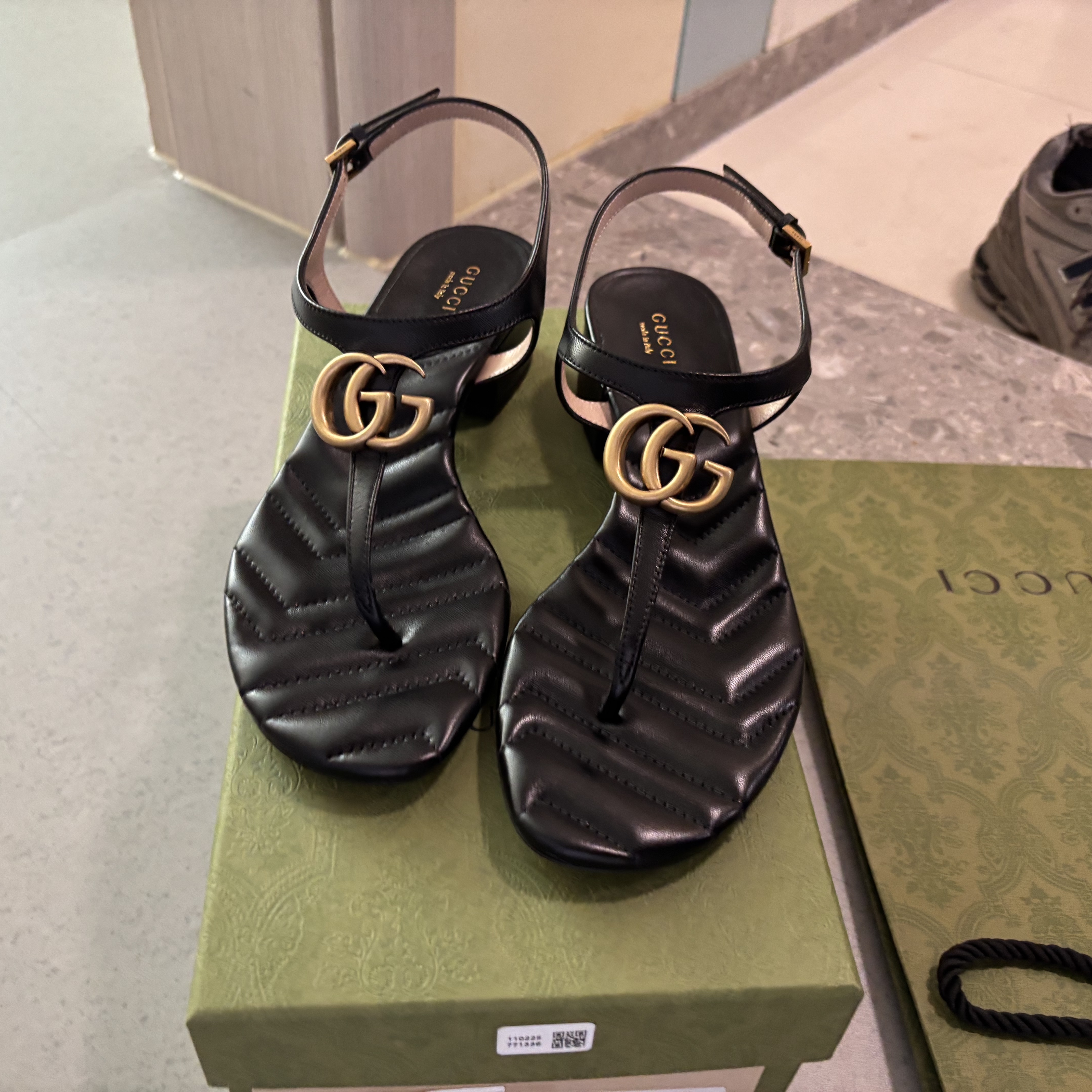 (W) Gucci Double G Sandal Black 착용 스타일