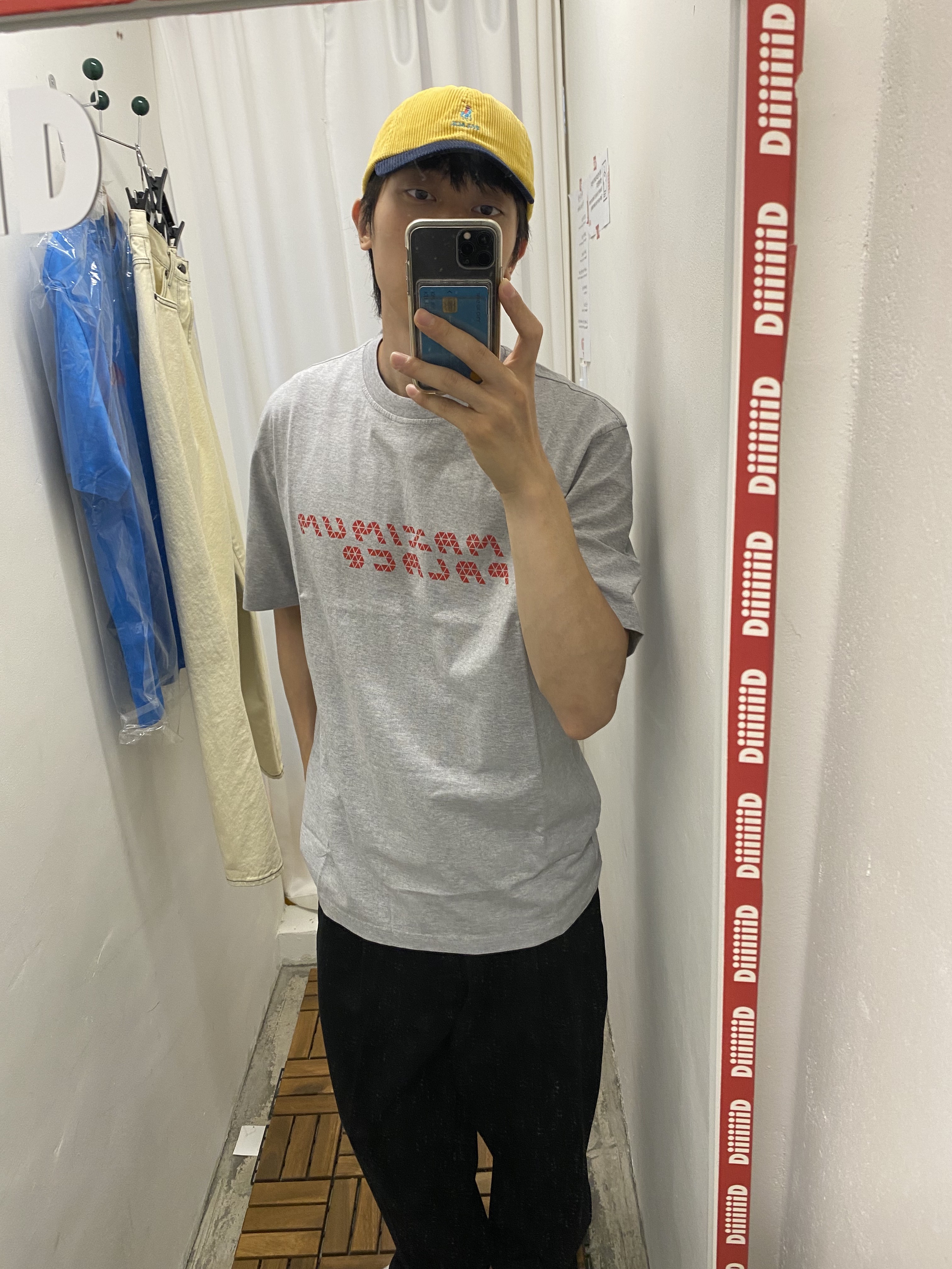 Palace x Oakley T-Shirt Sand - 23SS, Supreme Regular Jean Bleached - 25SS 착용 스타일 - 5