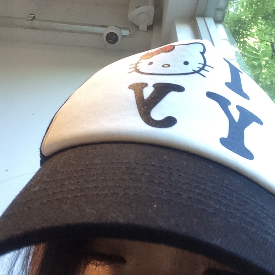 Open Yy x Hello Kitty Trucker Cap Black 착용 스타일