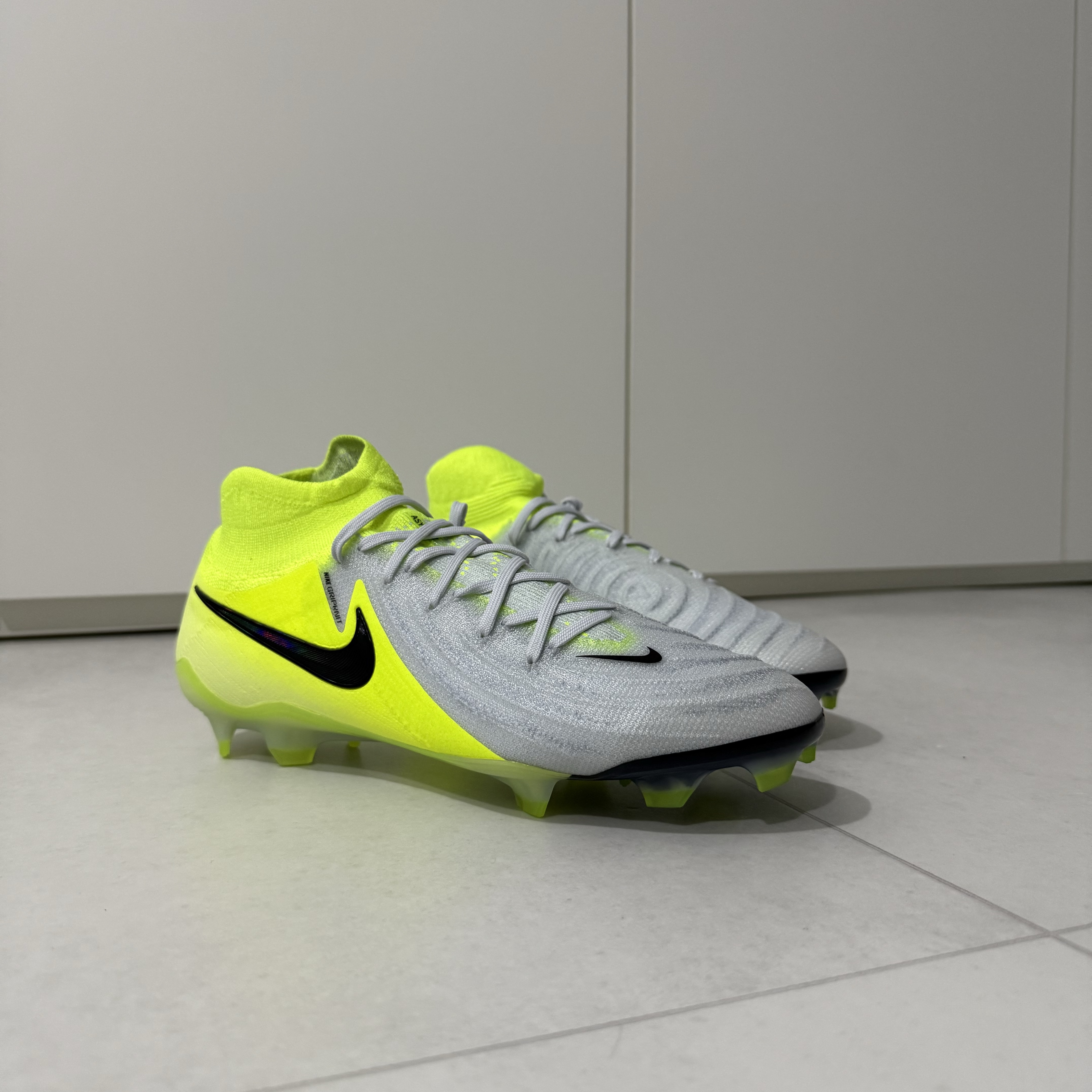 Nike Phantom Luna 2 Elite FG  Metallic Silver Volt 착용 스타일
