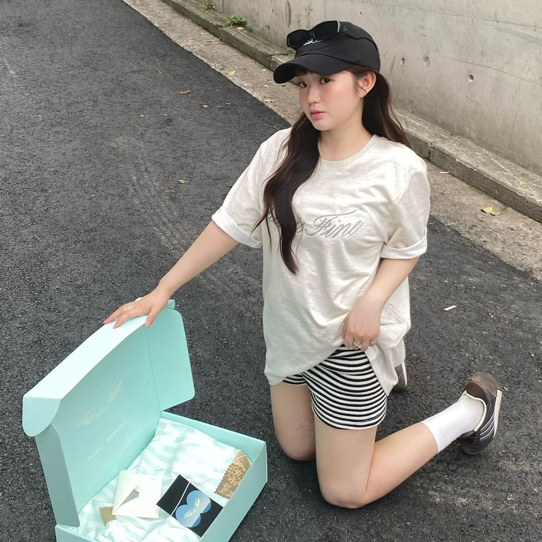 THIS IS FINE Oversized Signature Tee Oat, THIS IS FINE Signature Ball Cap Black 착용 스타일 - 1