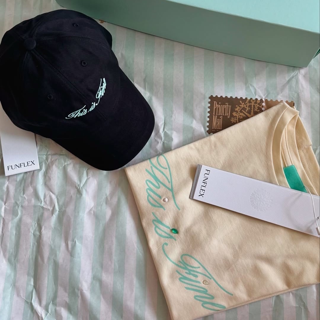 THIS IS FINE Cropped Signature Tee Cream, THIS IS FINE Signature Ball Cap Black 착용 스타일 - 4