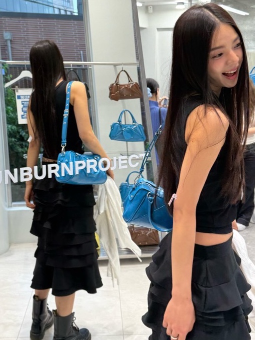 THIS IS FINE Ribbed Sleeveless Top Black 착용 스타일 - 4