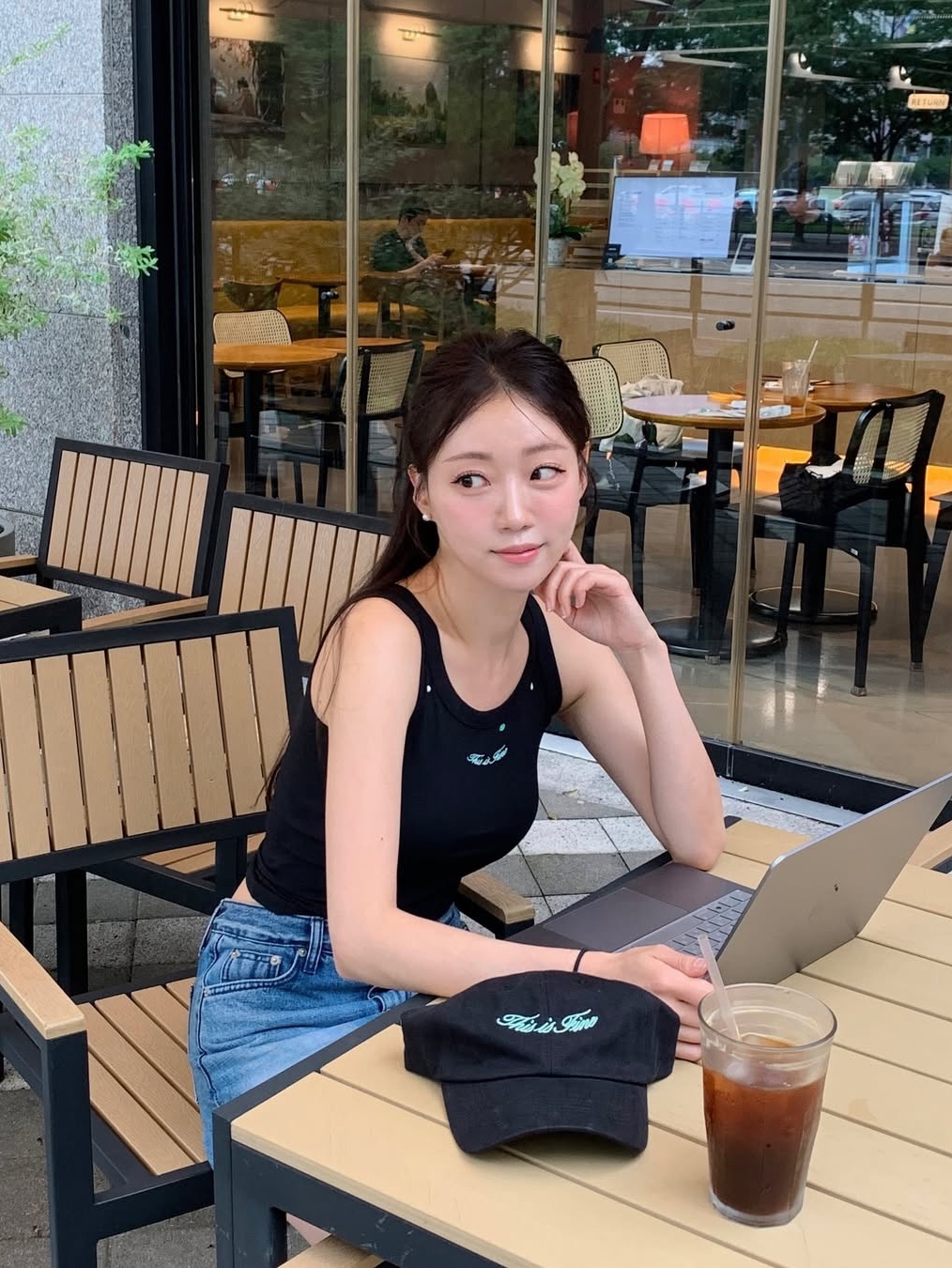 THIS IS FINE Ribbed Sleeveless Top Black, THIS IS FINE Signature Ball Cap Black 착용 스타일 - 2