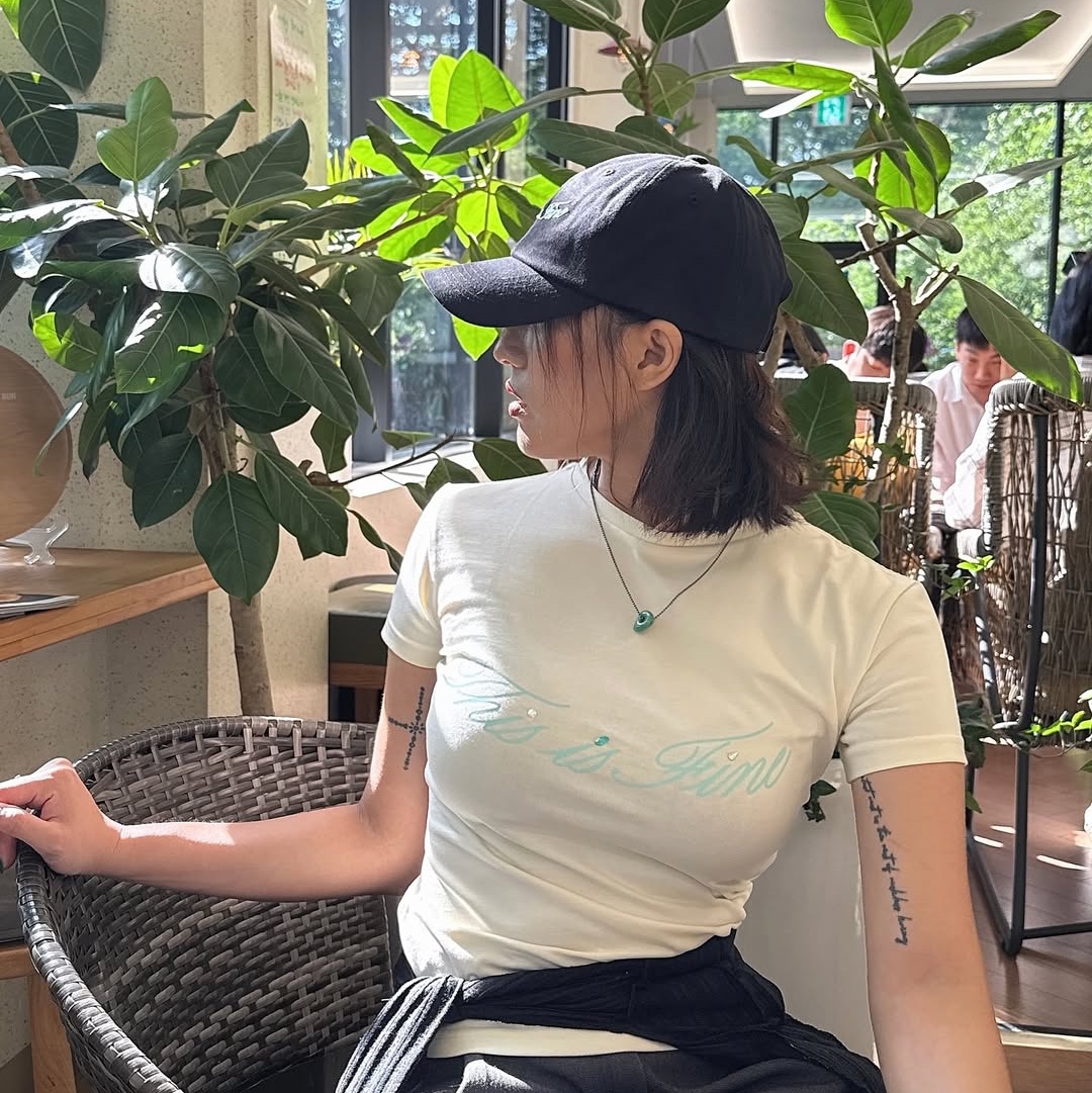 THIS IS FINE Cropped Signature Tee Cream, THIS IS FINE Signature Ball Cap Black 착용 스타일 - 2