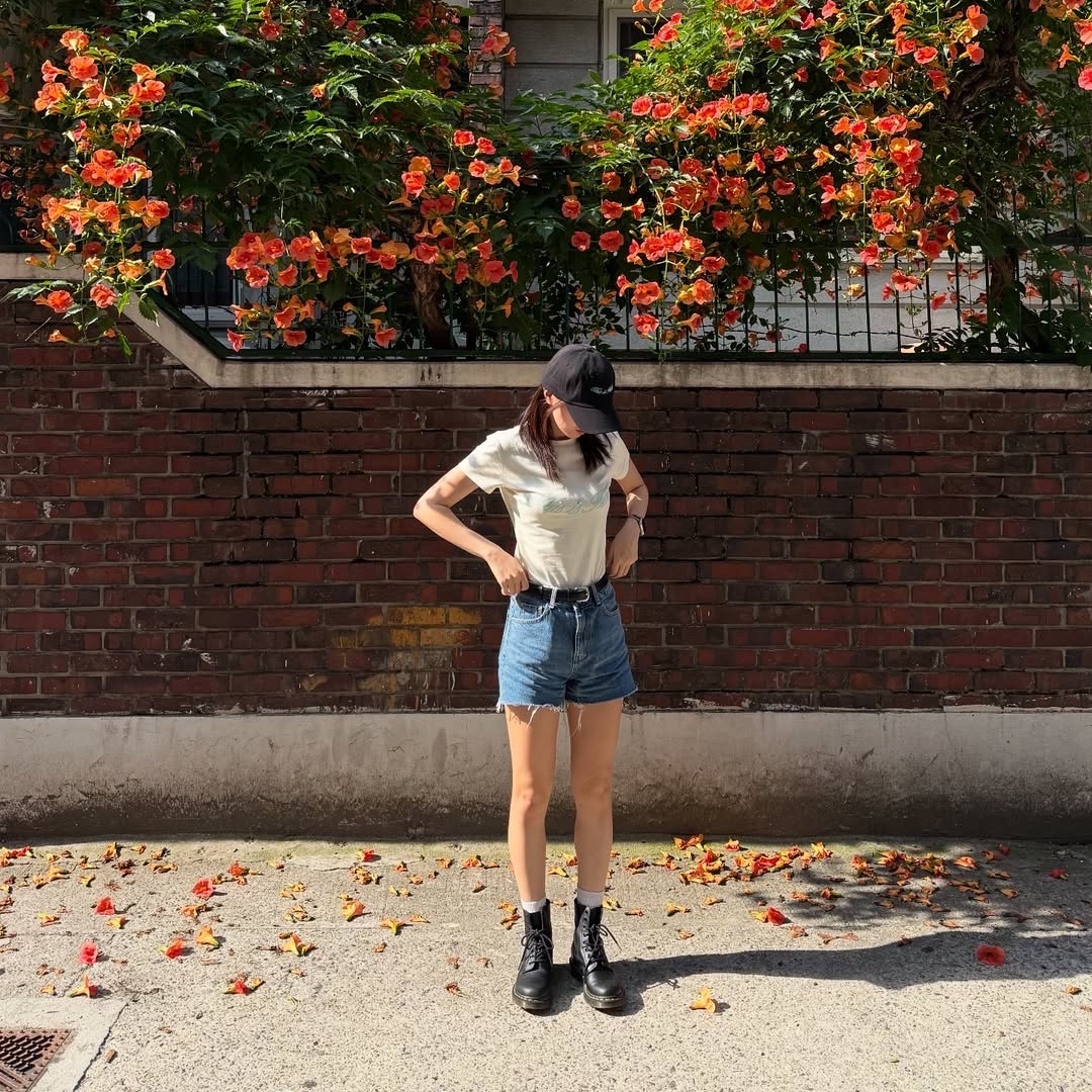 THIS IS FINE Cropped Signature Tee Cream, THIS IS FINE Signature Ball Cap Black 착용 스타일 - 1