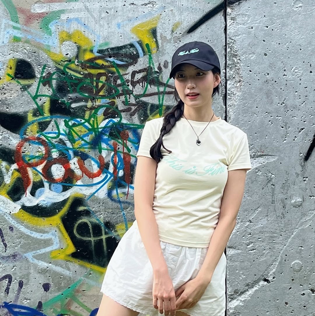 THIS IS FINE Cropped Signature Tee Cream, THIS IS FINE Signature Ball Cap Black 착용 스타일 - 2