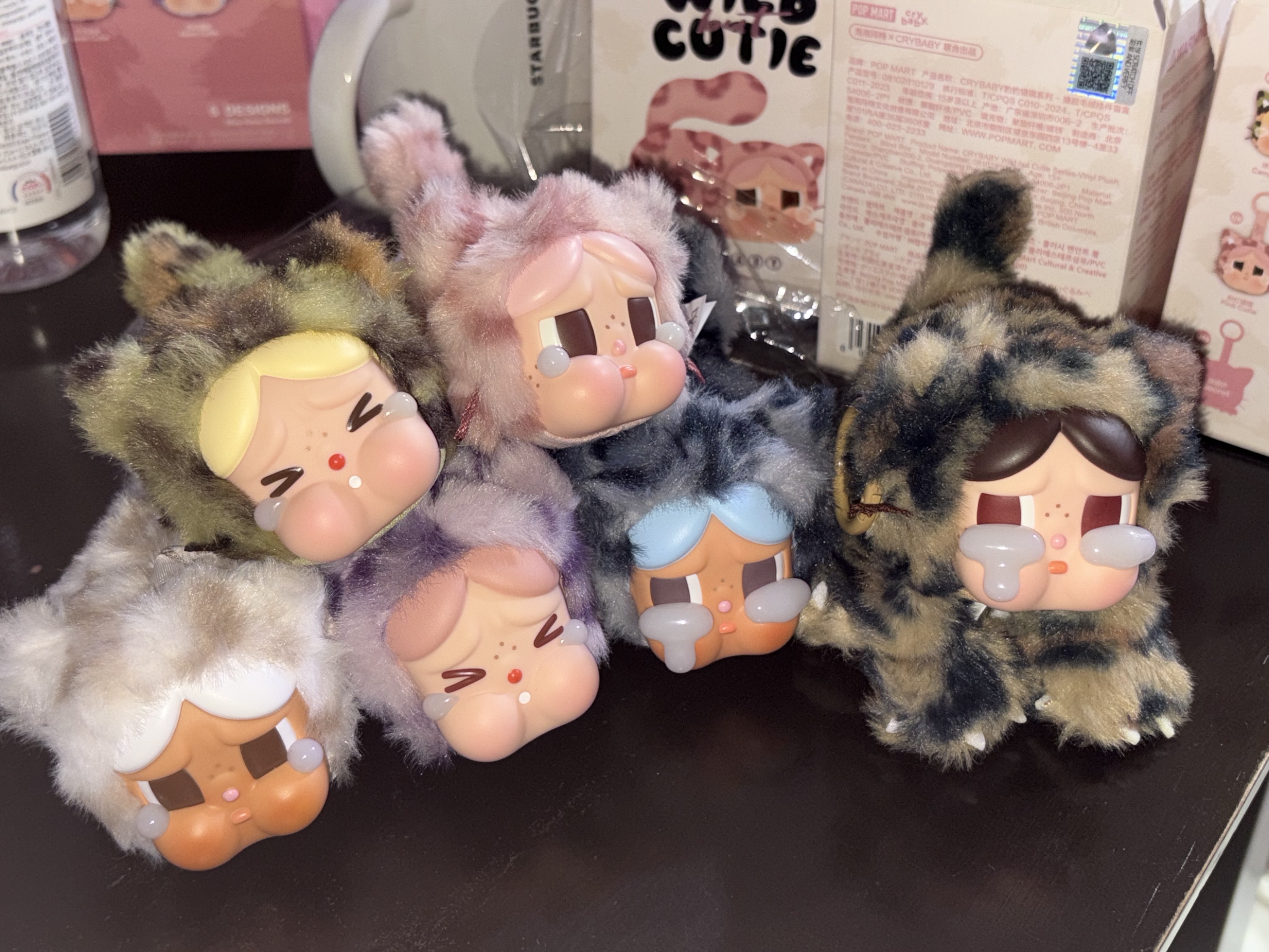 Pop Mart Crybaby Wild But Cutie Series Vinyl Plush Pendant (6 Blind Boxes) 착용 스타일