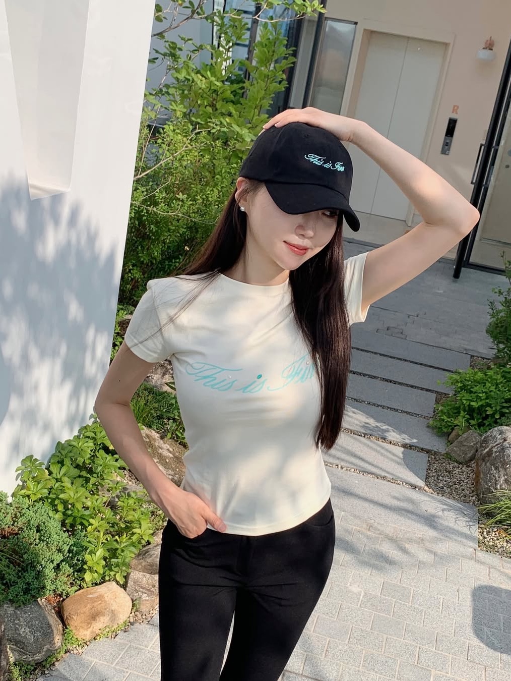 THIS IS FINE Cropped Signature Tee Cream, THIS IS FINE Signature Ball Cap Black 착용 스타일 - 2