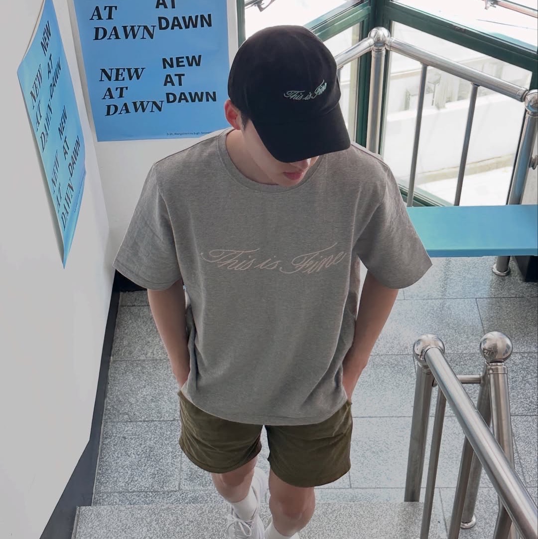 THIS IS FINE Oversized Signature Tee Sportif Gray, THIS IS FINE Signature Ball Cap Black 착용 스타일 - 1