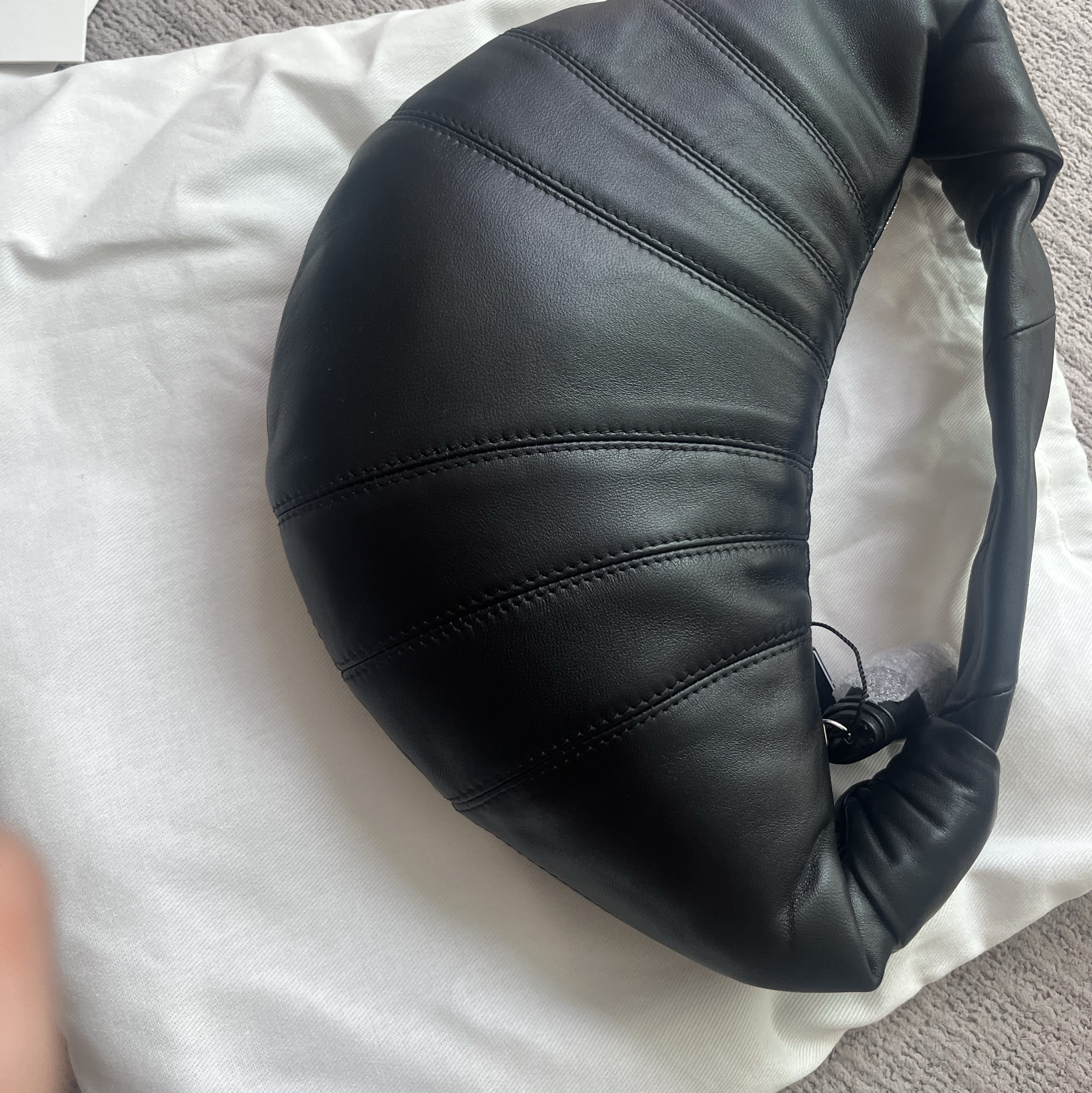 Lemaire Mini Fortune Croissant Bag Soft Nappa Leather Black 착용 스타일