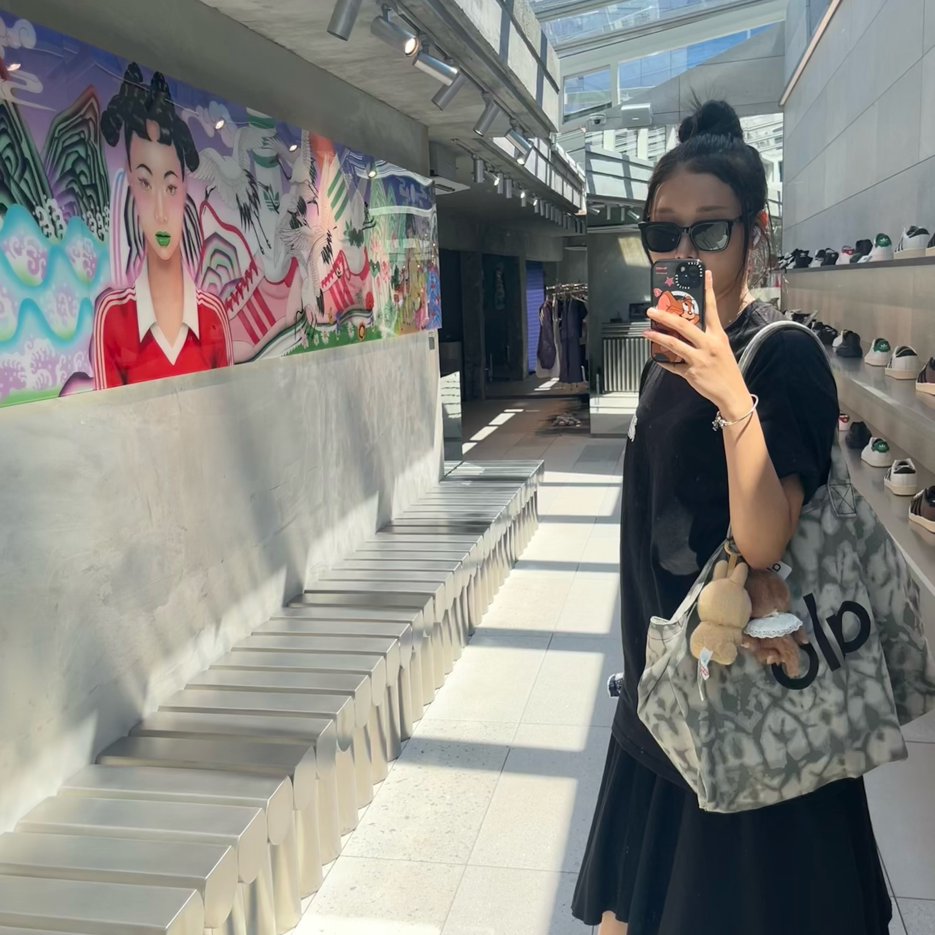 Alo Yoga Iconic Shopper Tote Bag Grey Tiedye, (W) Autry Medalist Low Leather Sneakers Black White 착용 스타일 - 2