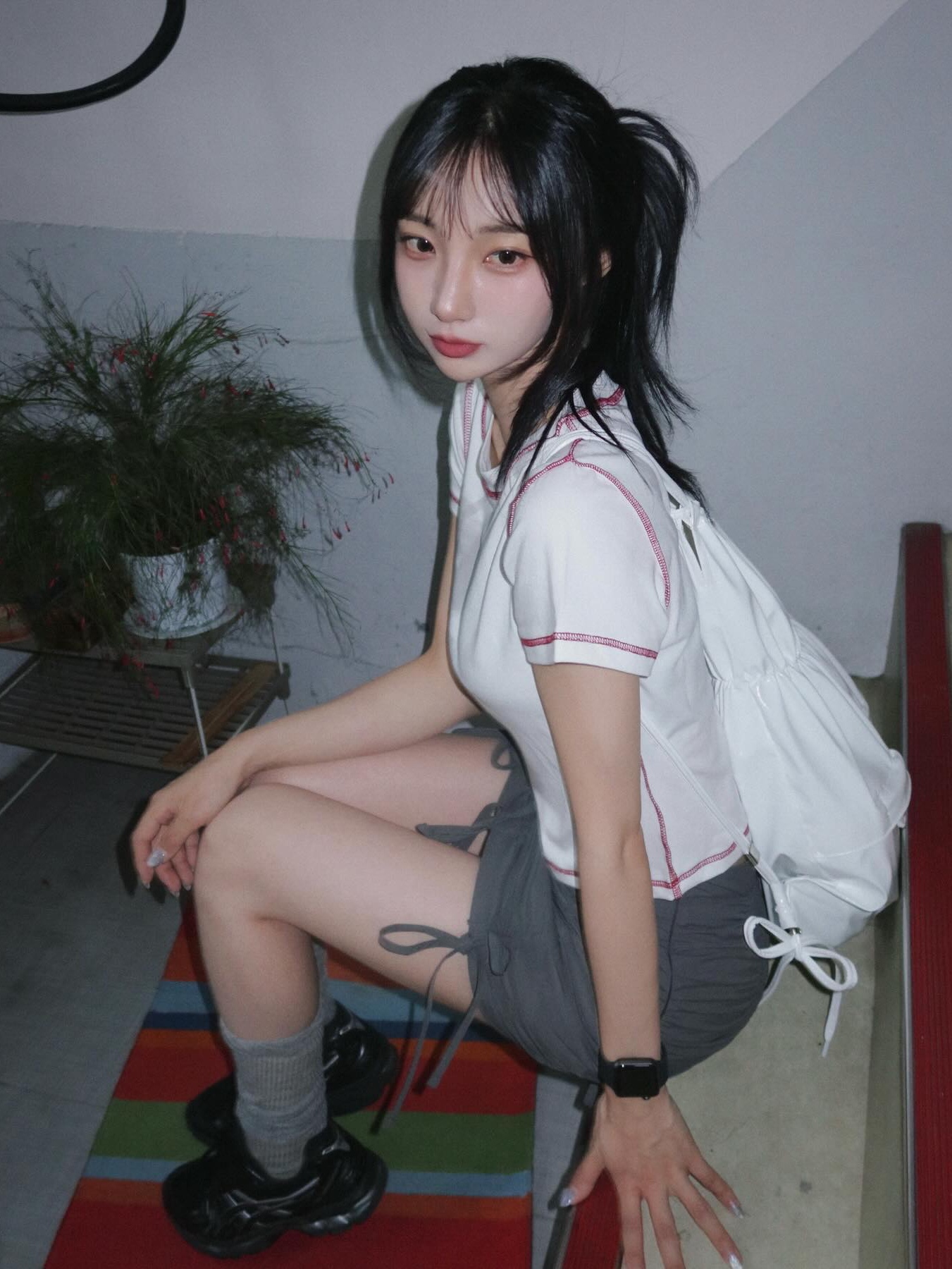 Don't Ask My Plan Leaf Stitch Crop Top, Don't Ask My Plan Glossy String Back Pack-White 착용 스타일 - 1