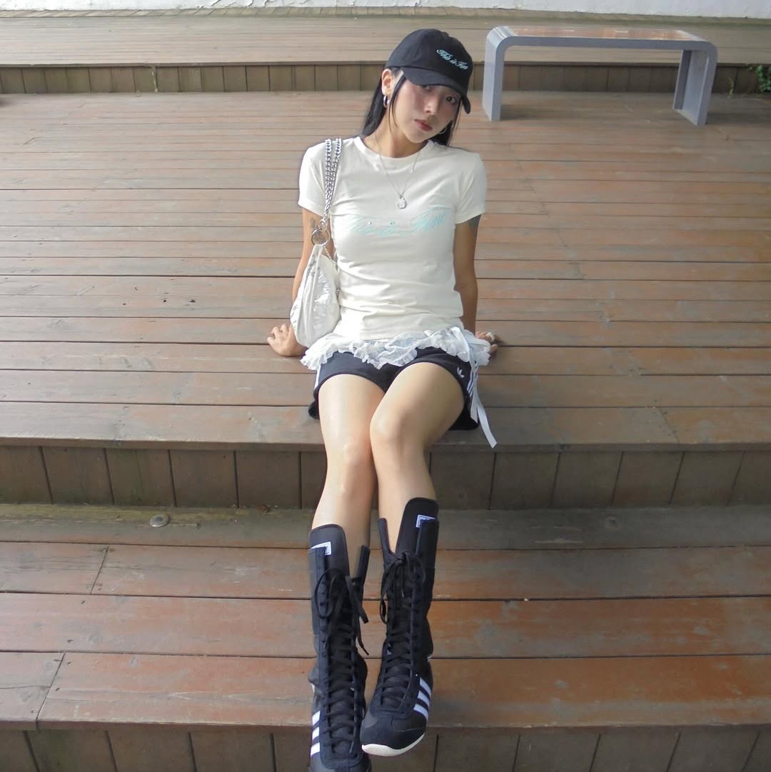 THIS IS FINE Cropped Signature Tee Cream, THIS IS FINE Signature Ball Cap Black 착용 스타일 - 8