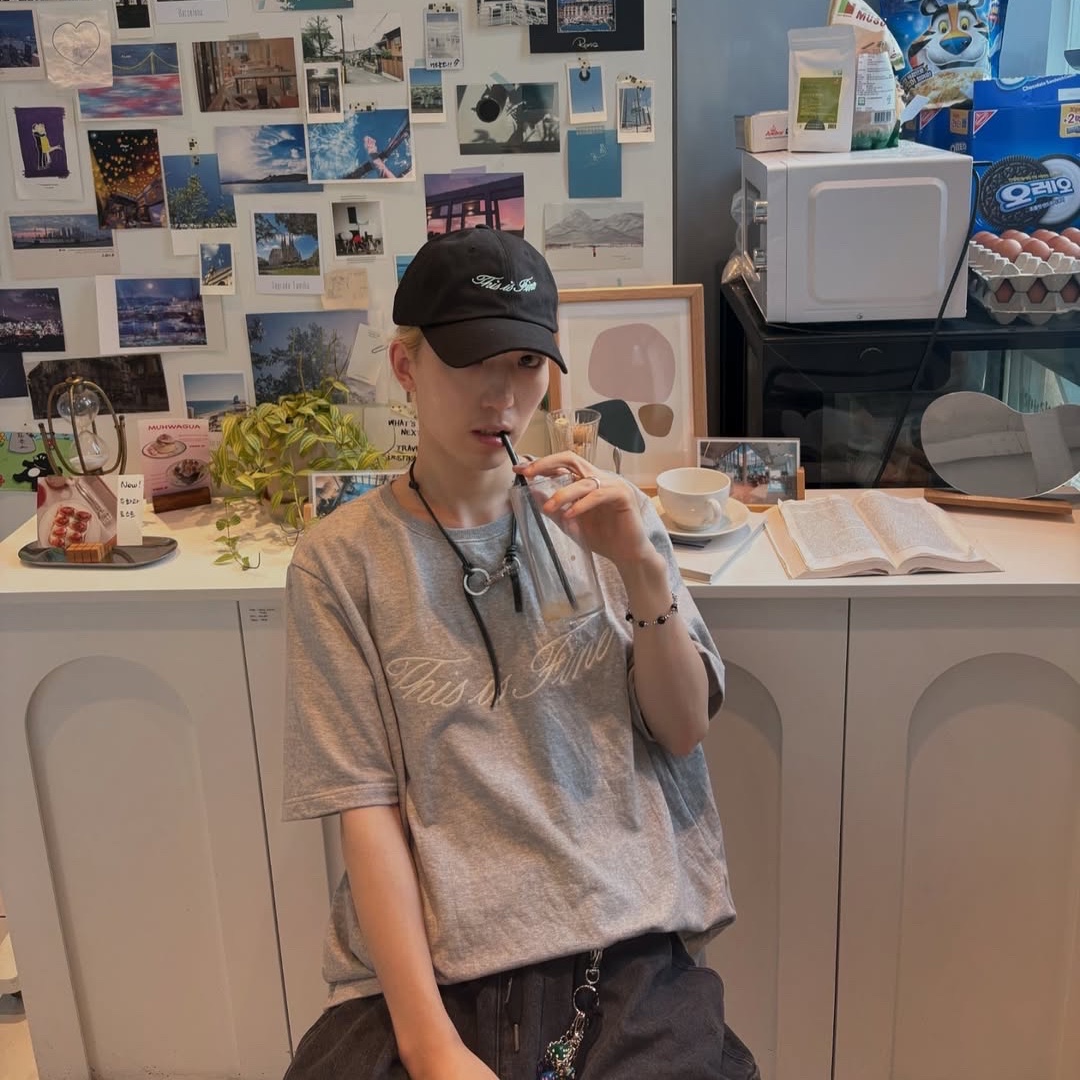 THIS IS FINE Oversized Signature Tee Sportif Gray, THIS IS FINE Signature Ball Cap Black 착용 스타일 - 4