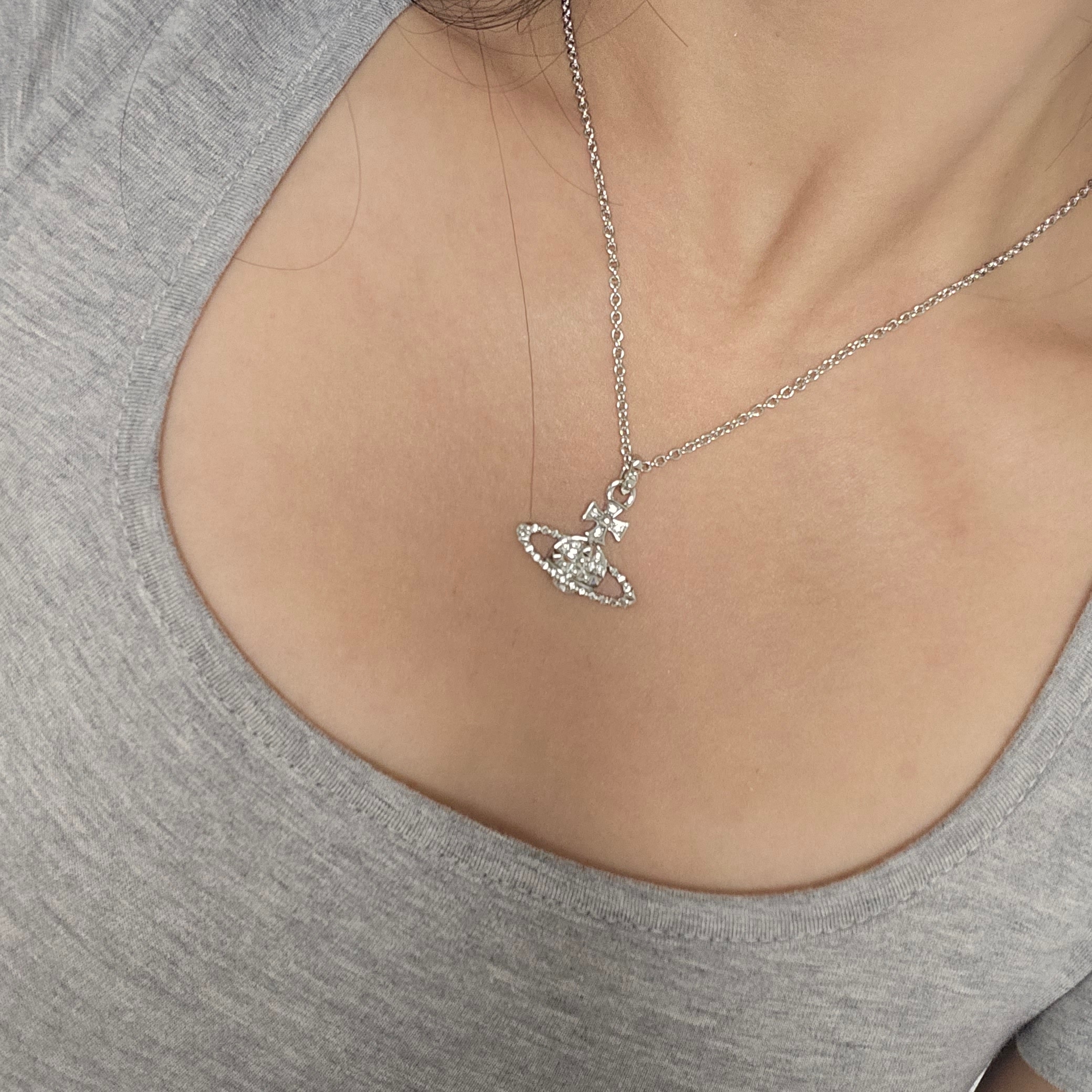 Vivienne Westwood Mayfair Bas Relief Pendant Silver 착용 스타일 - 2