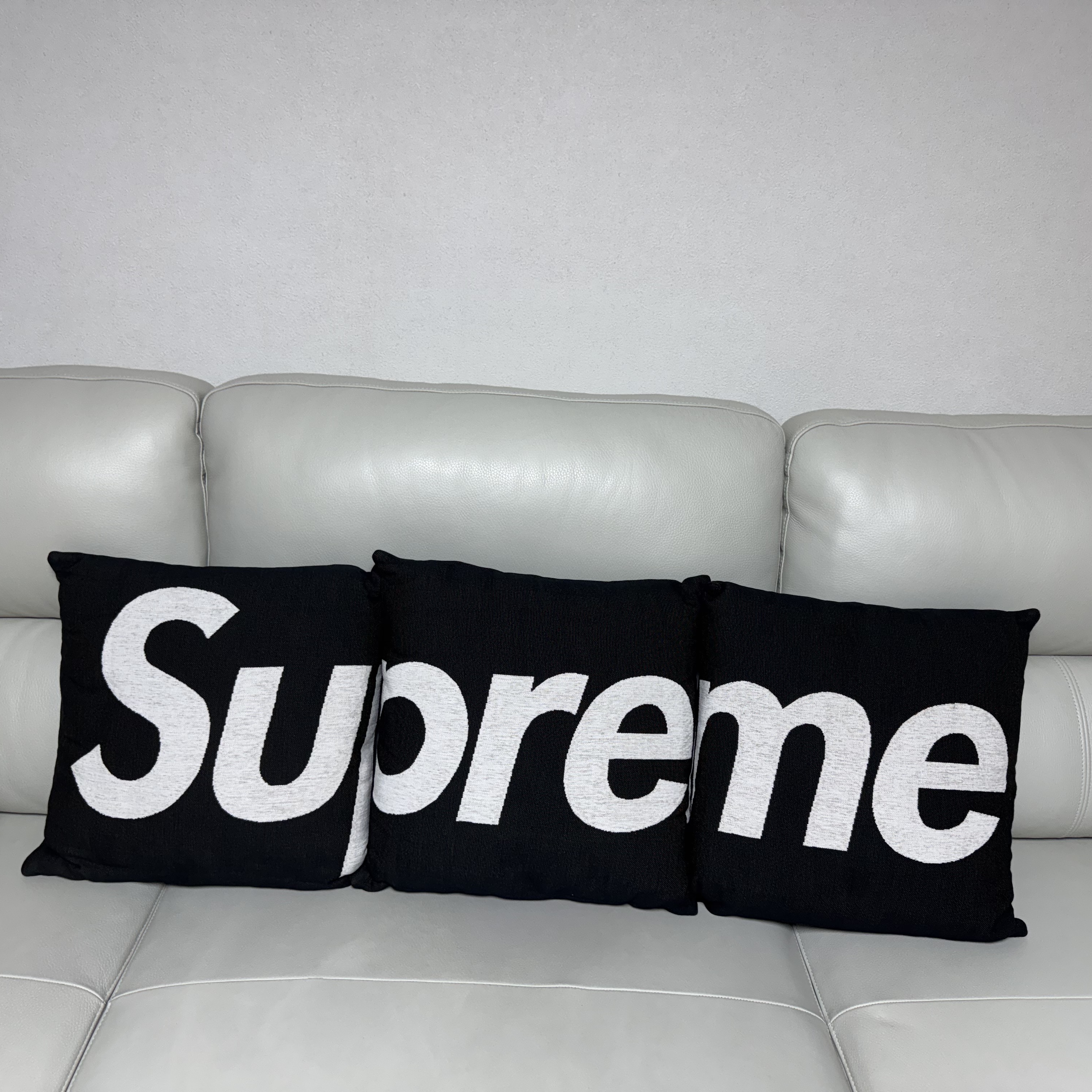 Supreme x Jules Pansu Pillows Black (Set of 3) 착용 스타일