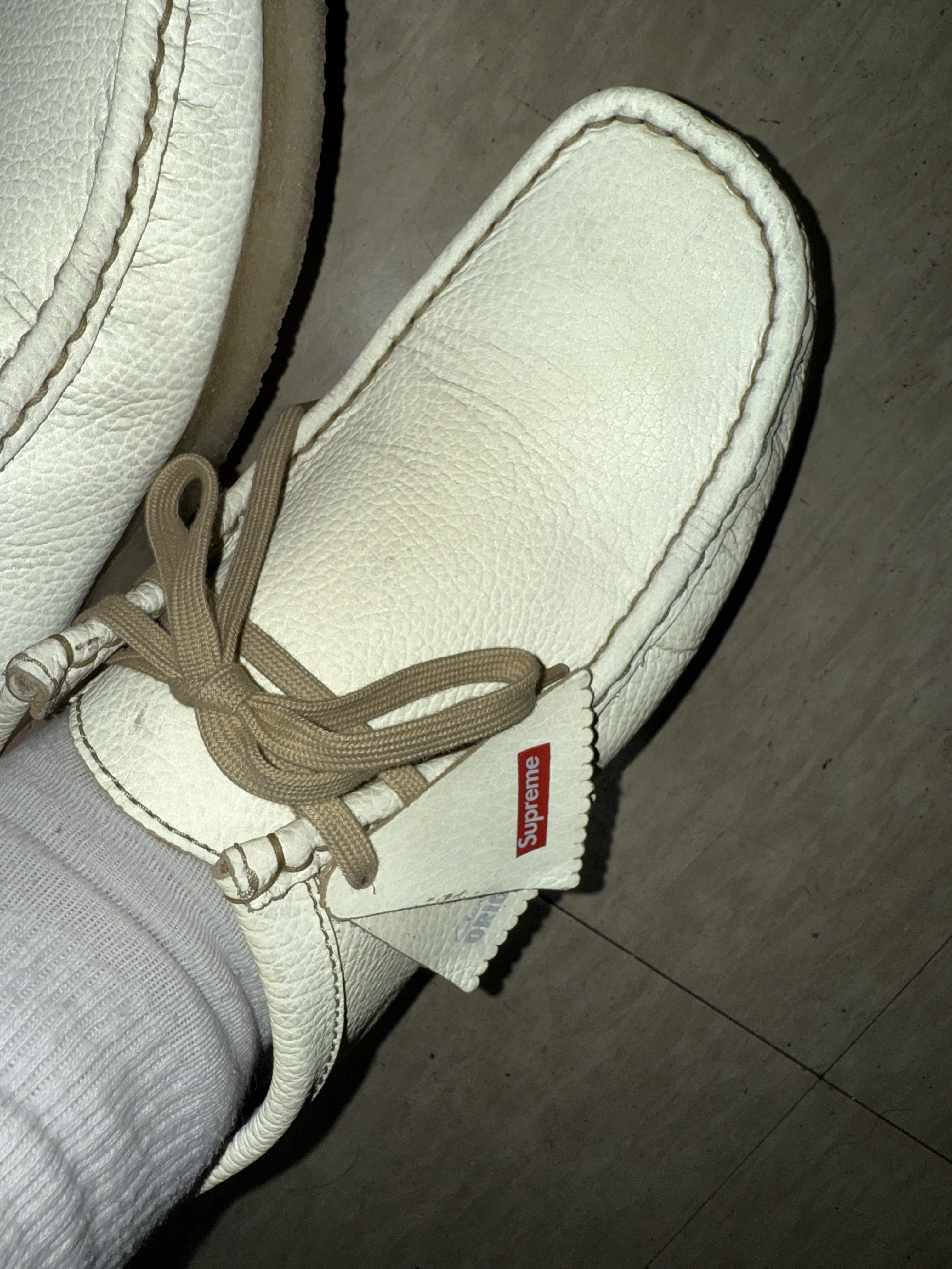 Clarks x Supreme Reflective Wallabee Natural - 25SS 착용 스타일