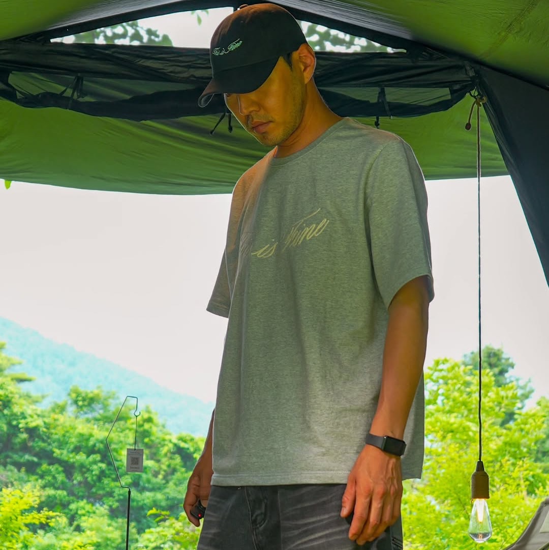 THIS IS FINE Oversized Signature Tee Sportif Gray, THIS IS FINE Signature Ball Cap Black 착용 스타일 - 7