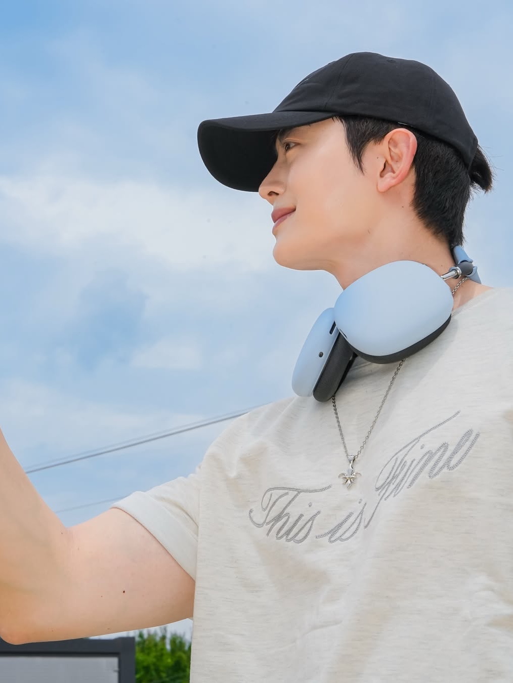 THIS IS FINE Oversized Signature Tee Oat, THIS IS FINE Signature Ball Cap Black 착용 스타일 - 1