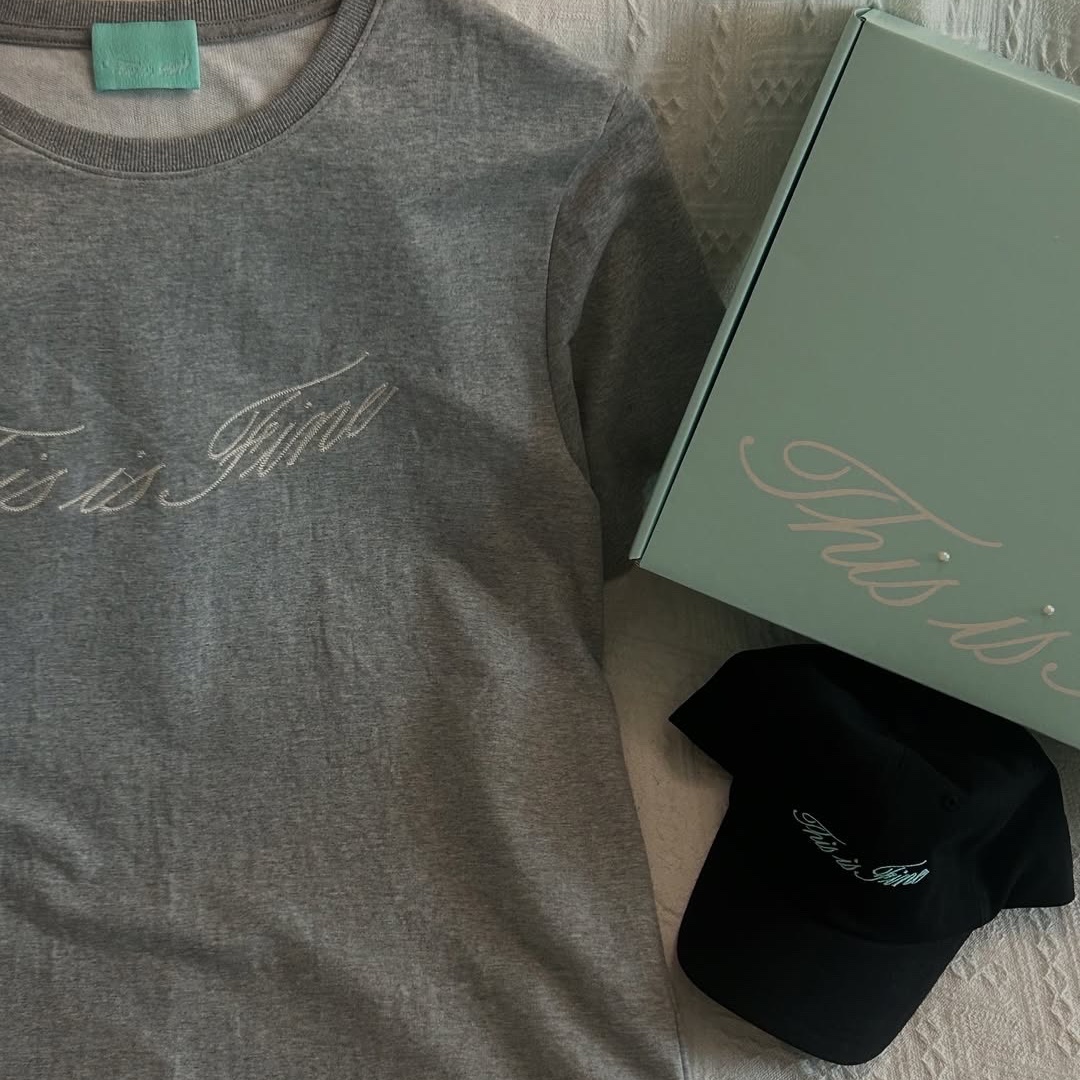 THIS IS FINE Oversized Signature Tee Sportif Gray, THIS IS FINE Signature Ball Cap Black 착용 스타일 - 4