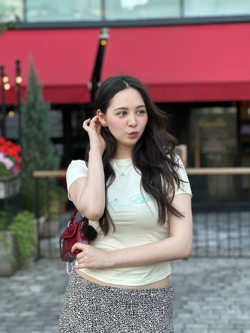 THIS IS FINE Cropped Signature Tee Cream 착용 스타일 - 3