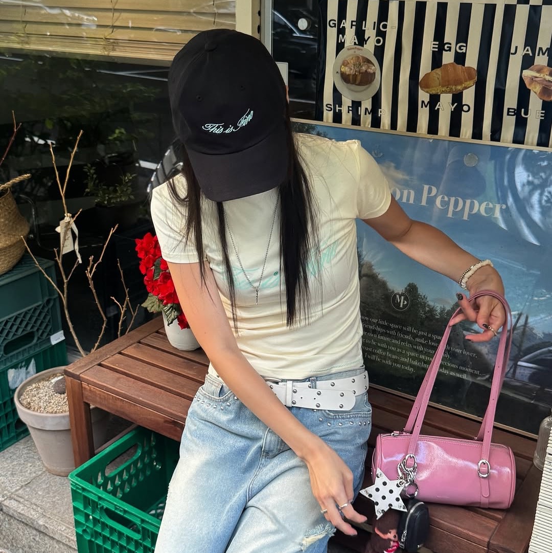 THIS IS FINE Cropped Signature Tee Cream, THIS IS FINE Signature Ball Cap Black 착용 스타일 - 6