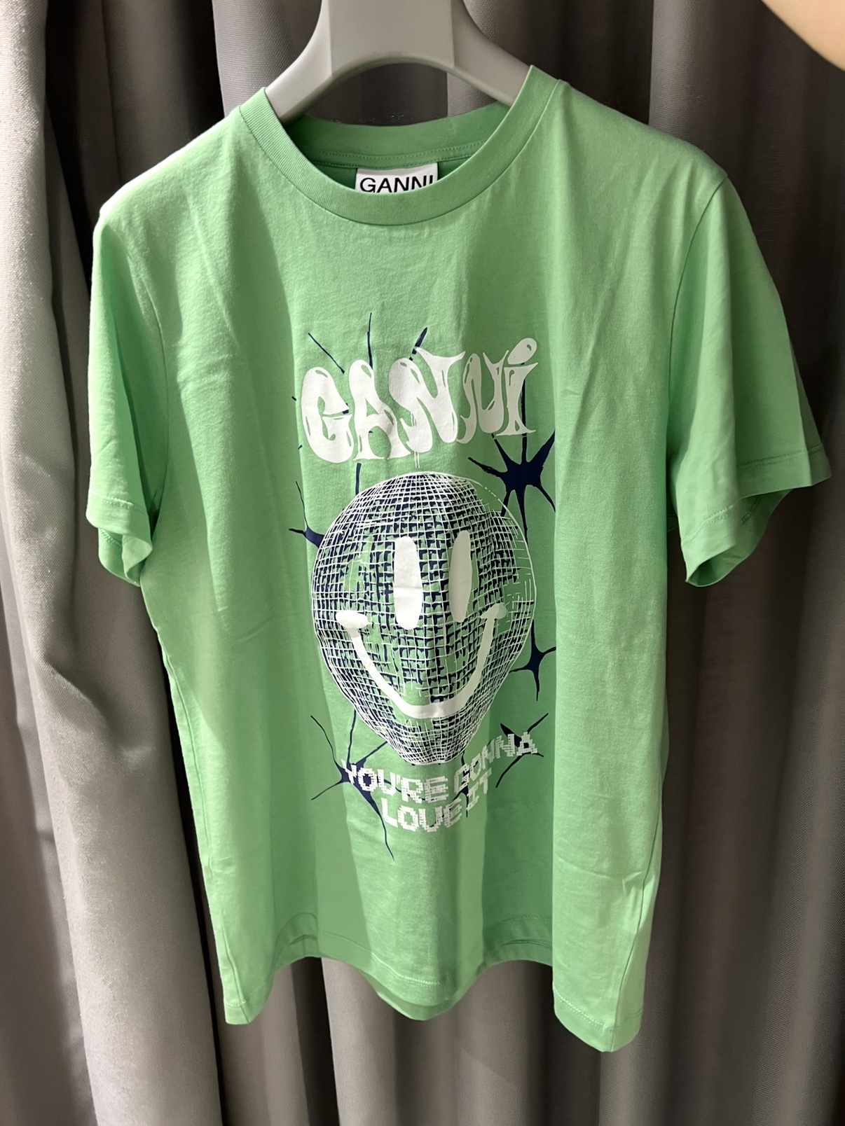 (W) Ganni Smiley Relaxed T-Shirt Peapod 착용 스타일
