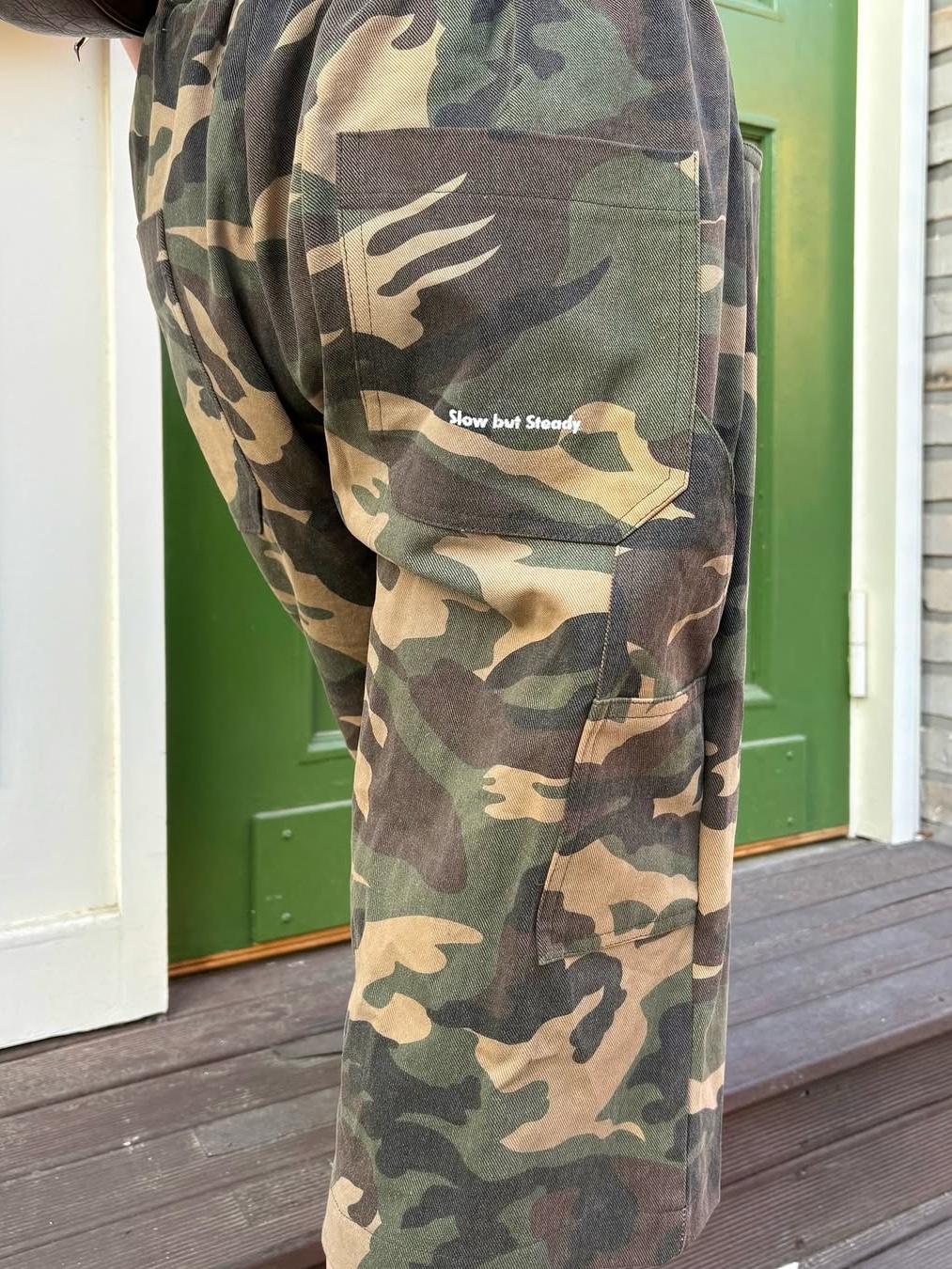 SLOW RECORD HOUSE Carpenter Bermuda Wide Camo Pants Vintage Green 착용 스타일 - 4