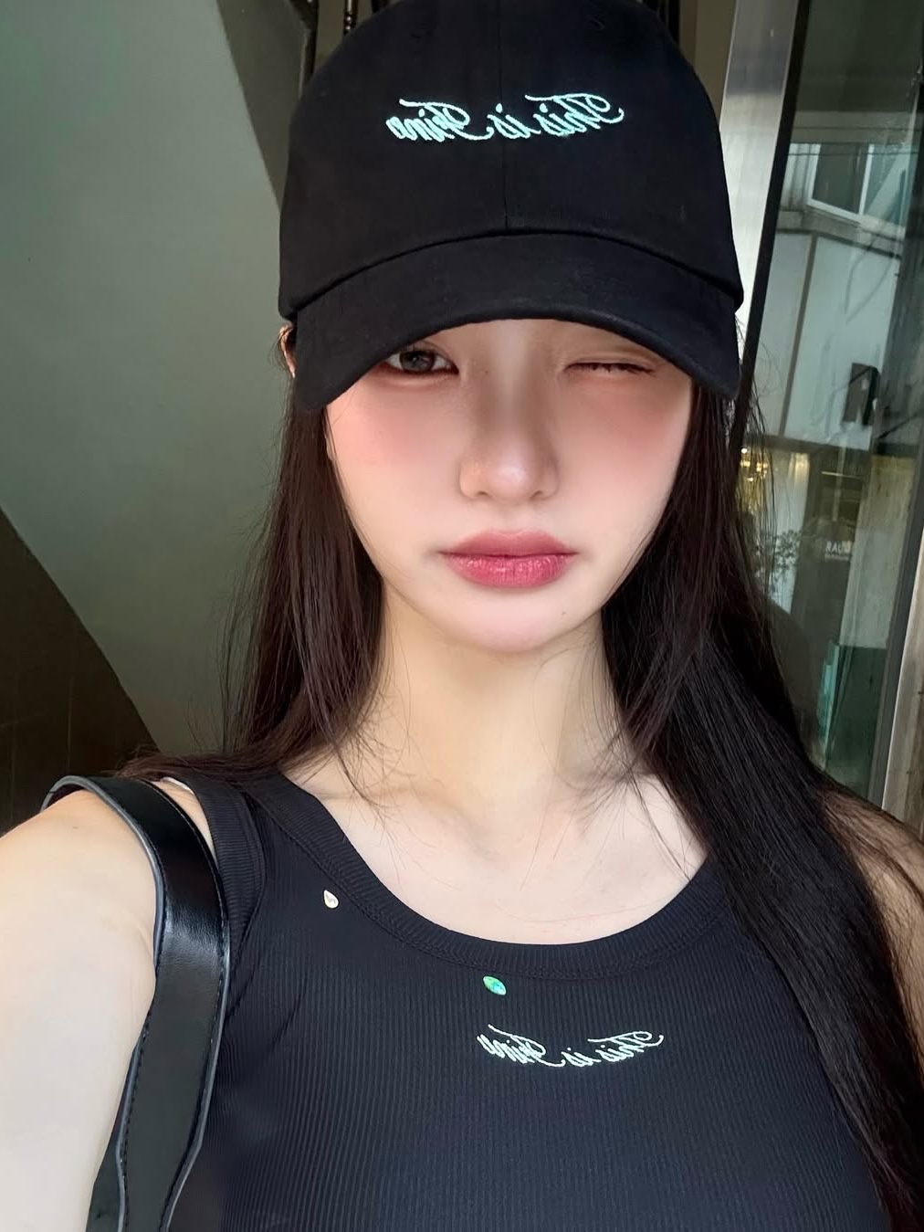 THIS IS FINE Ribbed Sleeveless Top Black, THIS IS FINE Signature Ball Cap Black 착용 스타일 - 5