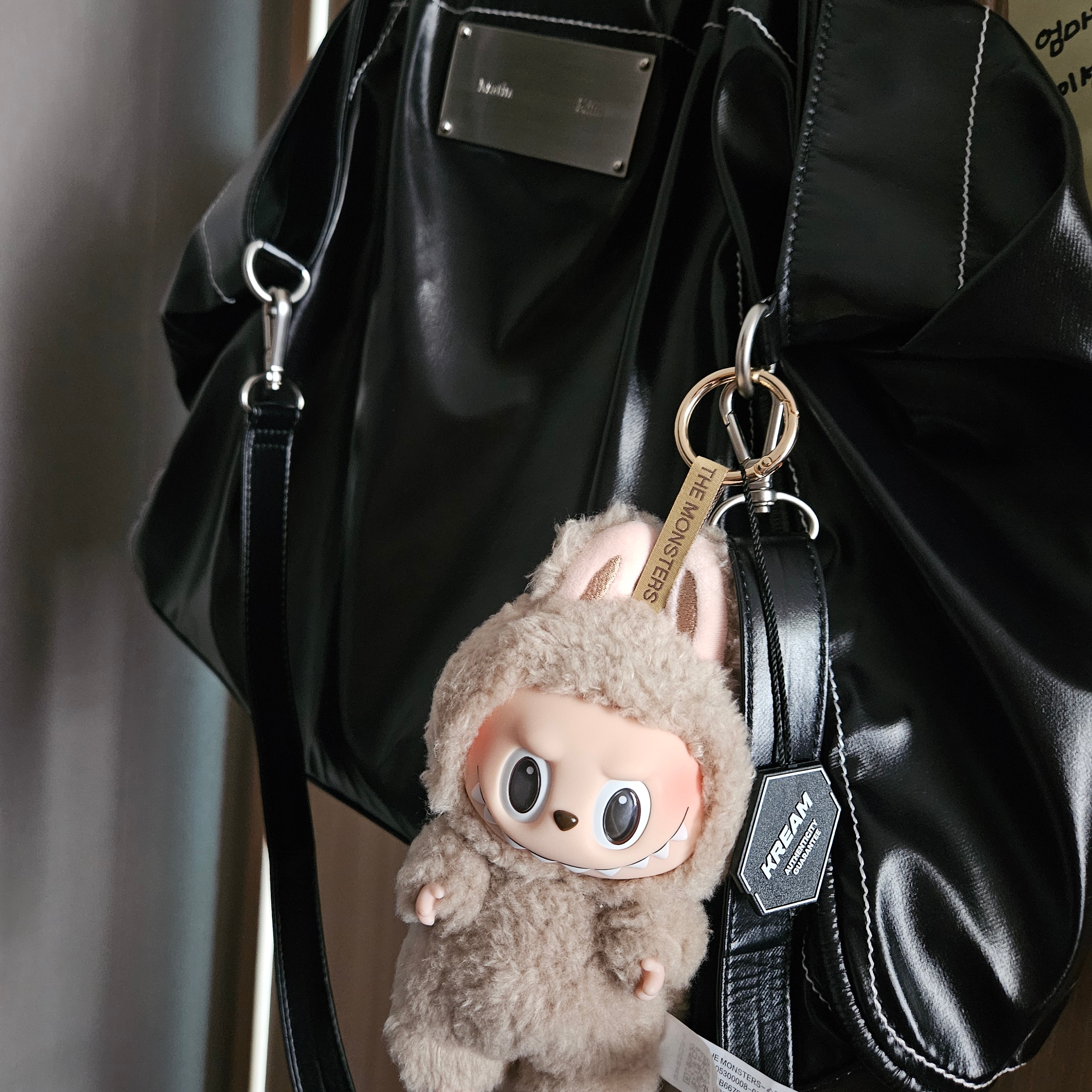 Pop Mart Labubu The Monsters Labubu Tasty Macarons Series Toffe Keyring 착용 스타일