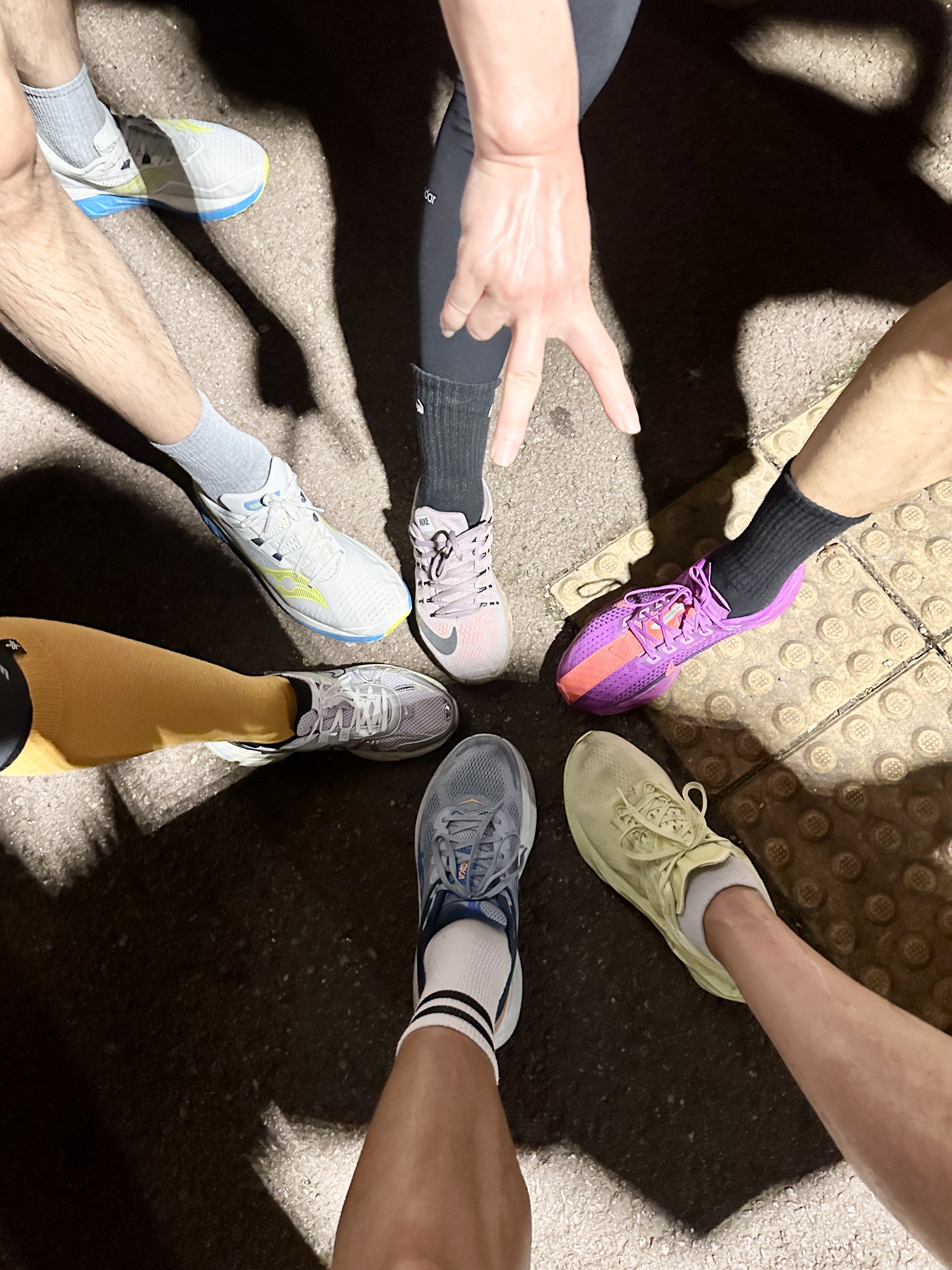 Saucony Endorphin Speed 4 White Viziblue, Nike Pegasus Plus Vivid Purple Black 착용 스타일