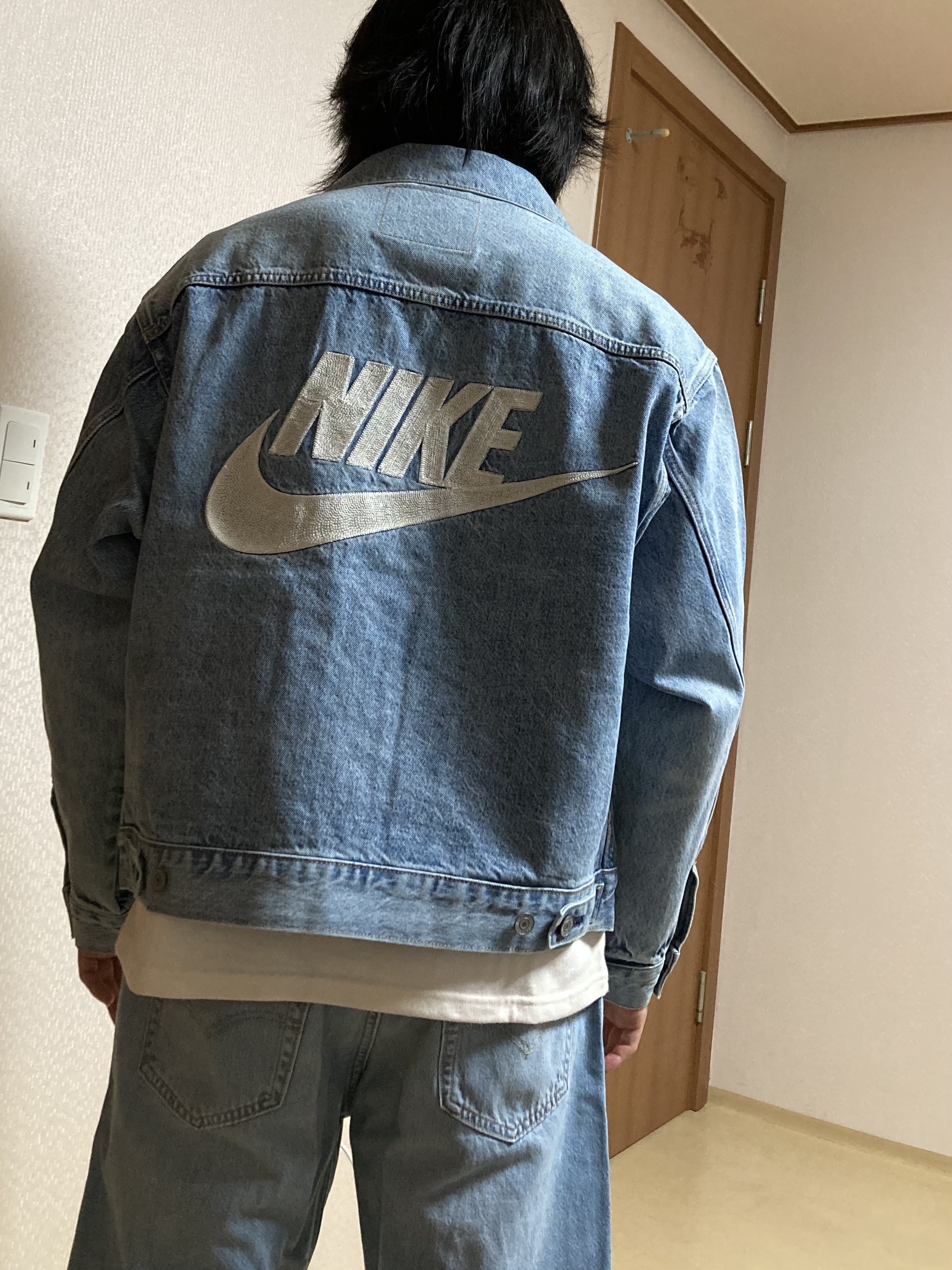 Levi's x Nike Trucker Jacket Light Blue 착용 스타일 - 1