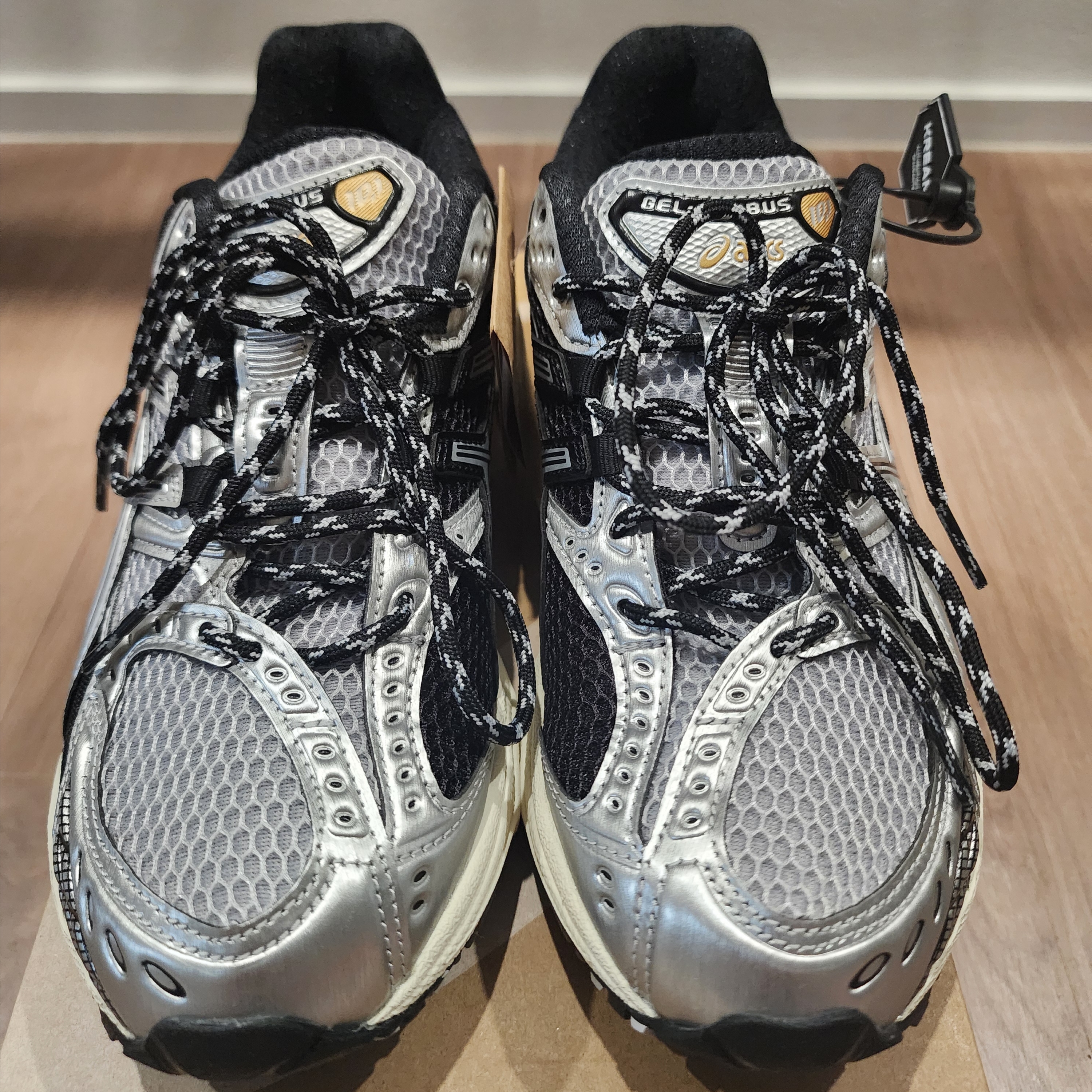 Asics Gel-Nimbus 10.1 Piedmont Grey Pure Silver 착용 스타일 - 1
