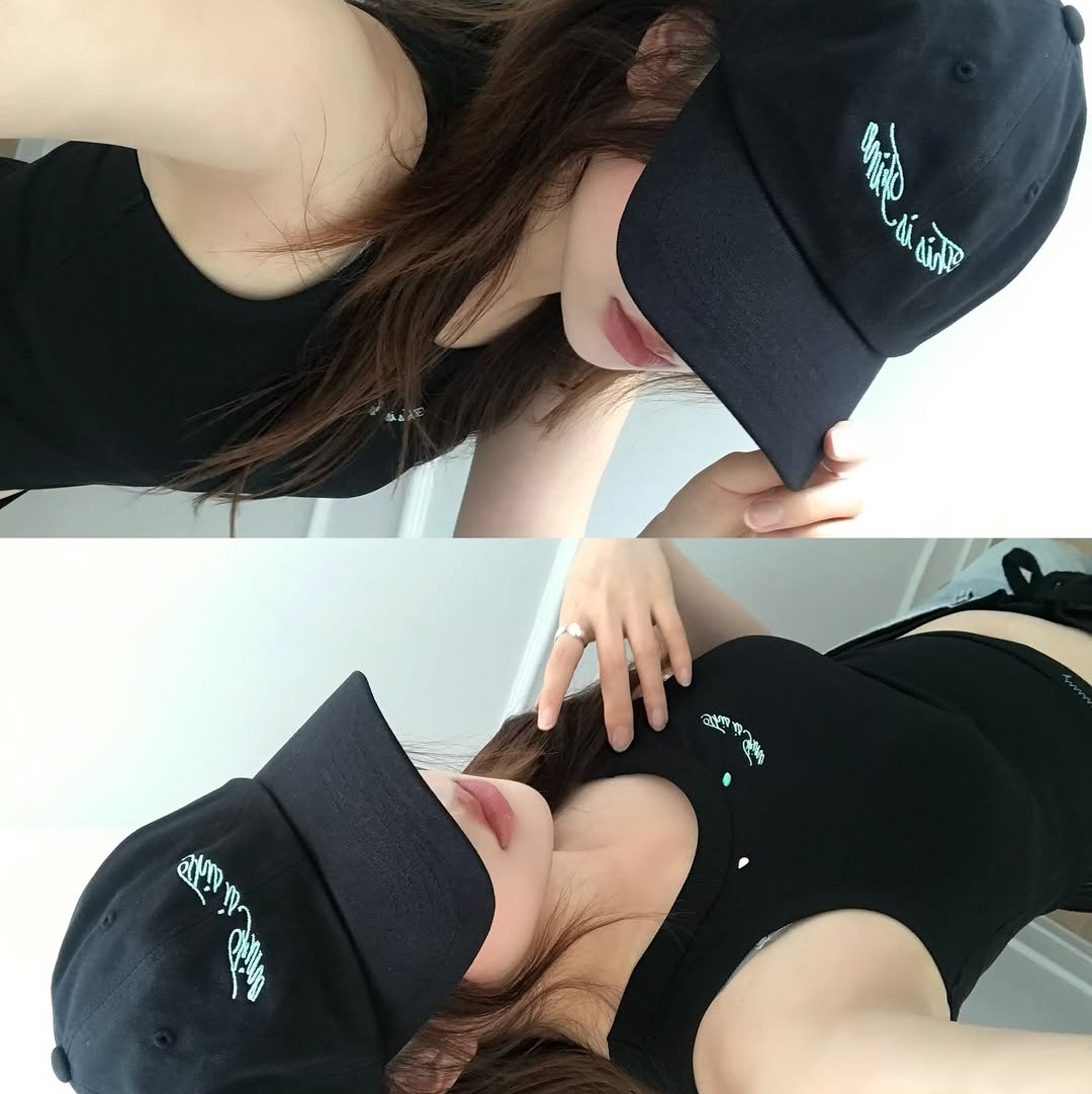 THIS IS FINE Cropped Signature Tee Cream, THIS IS FINE Signature Ball Cap Black 착용 스타일 - 10