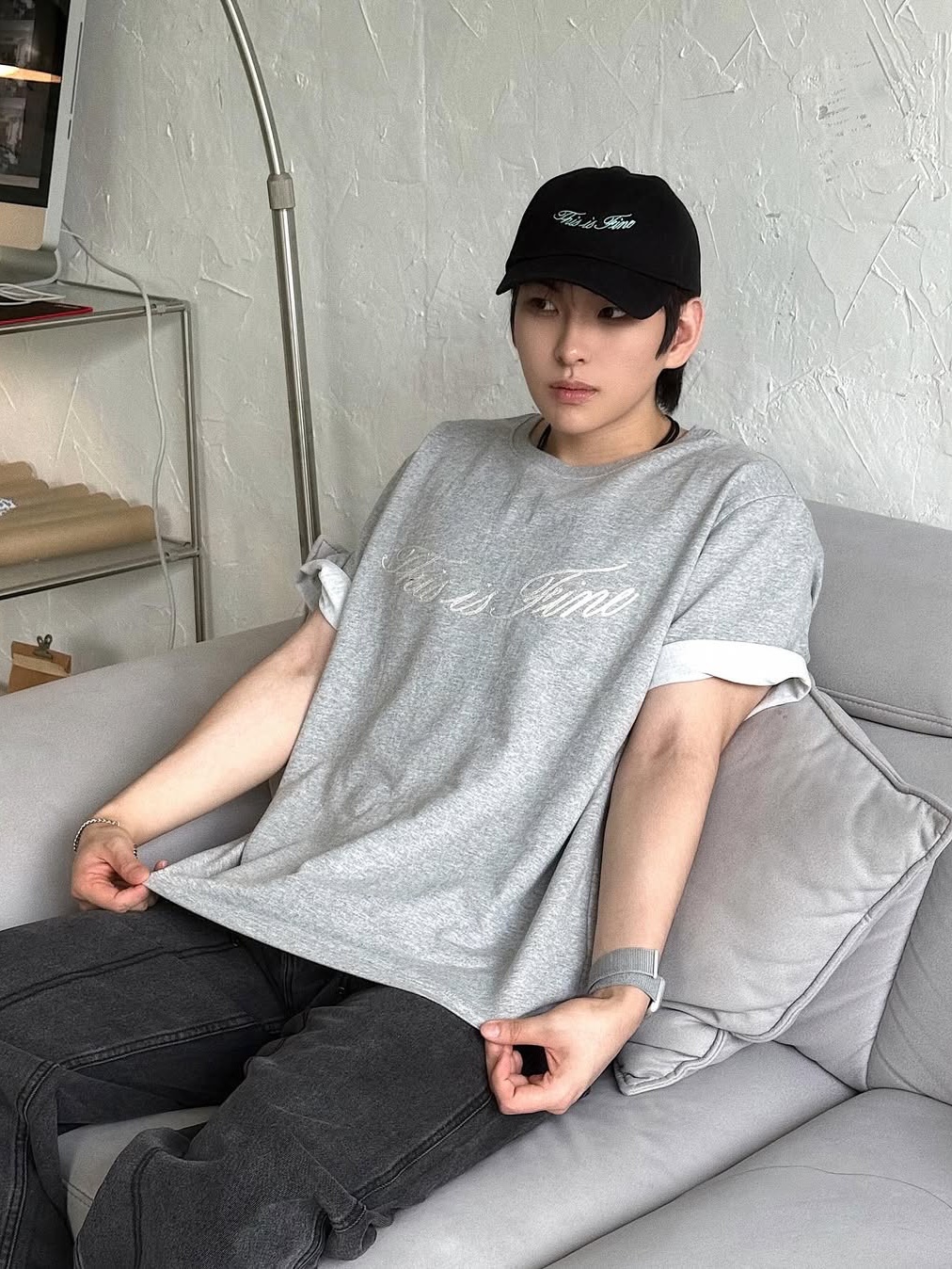 THIS IS FINE Signature Ball Cap Black, THIS IS FINE Oversized Signature Tee Sportif Gray 착용 스타일 - 4