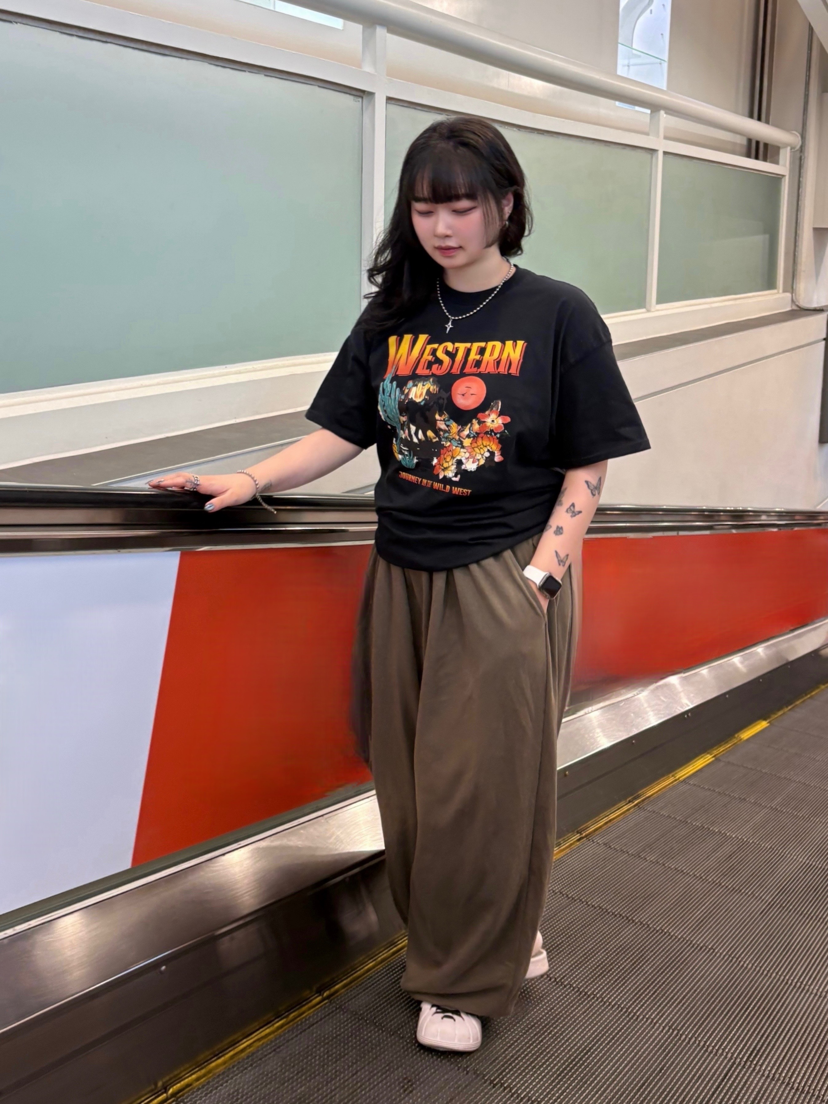 Gildan X American Collection Western T-Shirt Black 착용 스타일 - 1