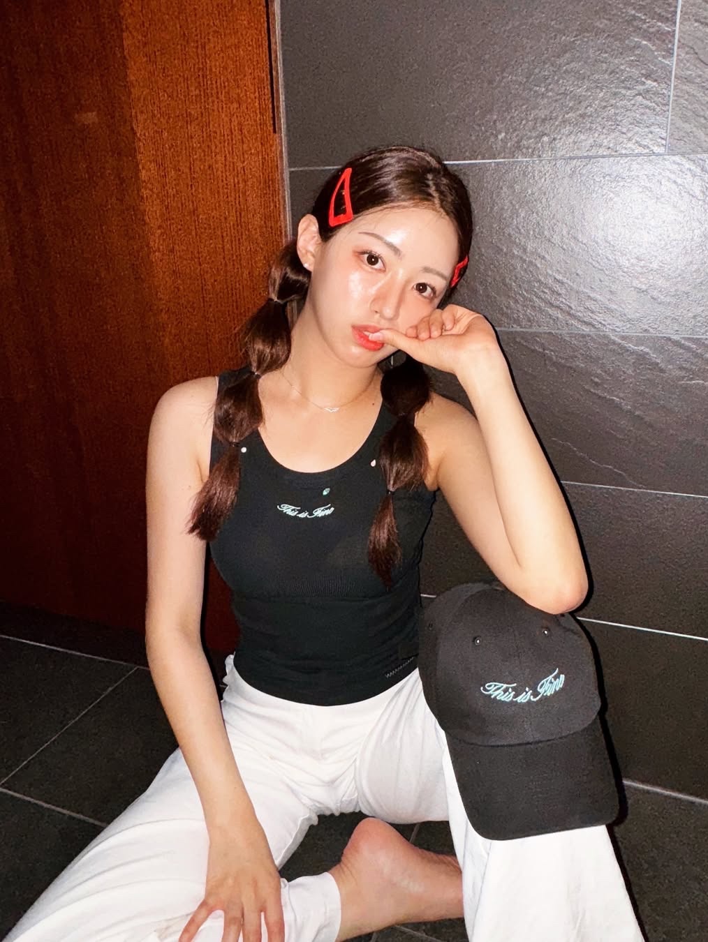 THIS IS FINE Ribbed Sleeveless Top Black, THIS IS FINE Signature Ball Cap Black 착용 스타일 - 1