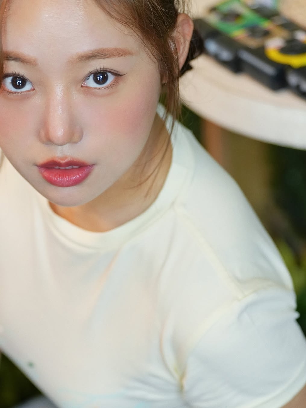 THIS IS FINE Cropped Signature Tee Cream, THIS IS FINE Signature Ball Cap Black 착용 스타일 - 2