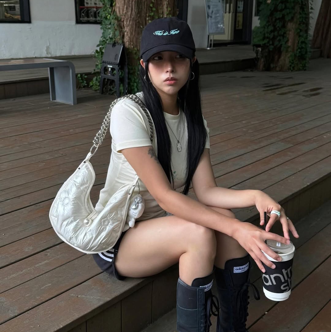 THIS IS FINE Cropped Signature Tee Cream, THIS IS FINE Signature Ball Cap Black 착용 스타일 - 6