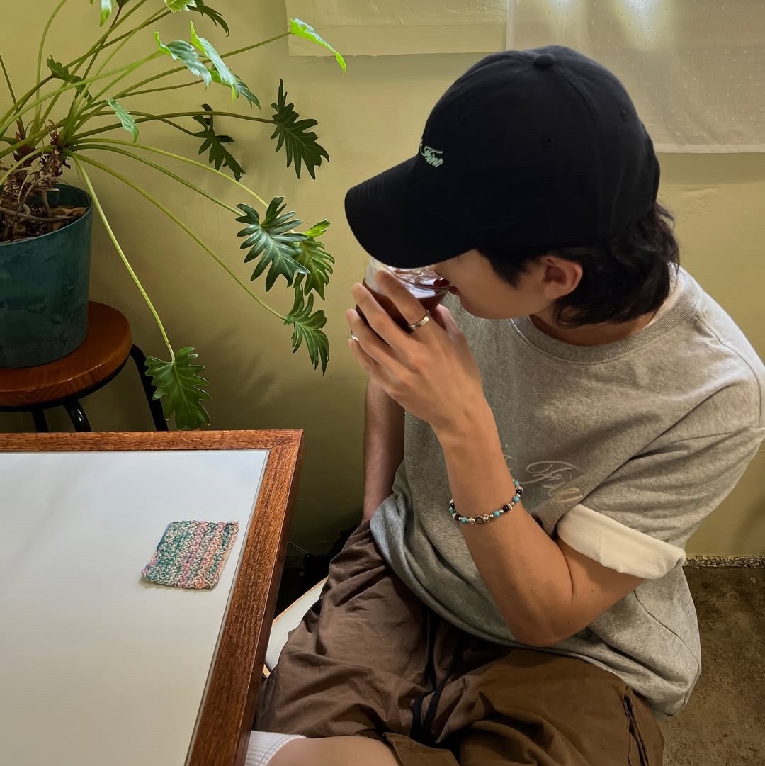 THIS IS FINE Oversized Signature Tee Sportif Gray, THIS IS FINE Signature Ball Cap Black 착용 스타일 - 5