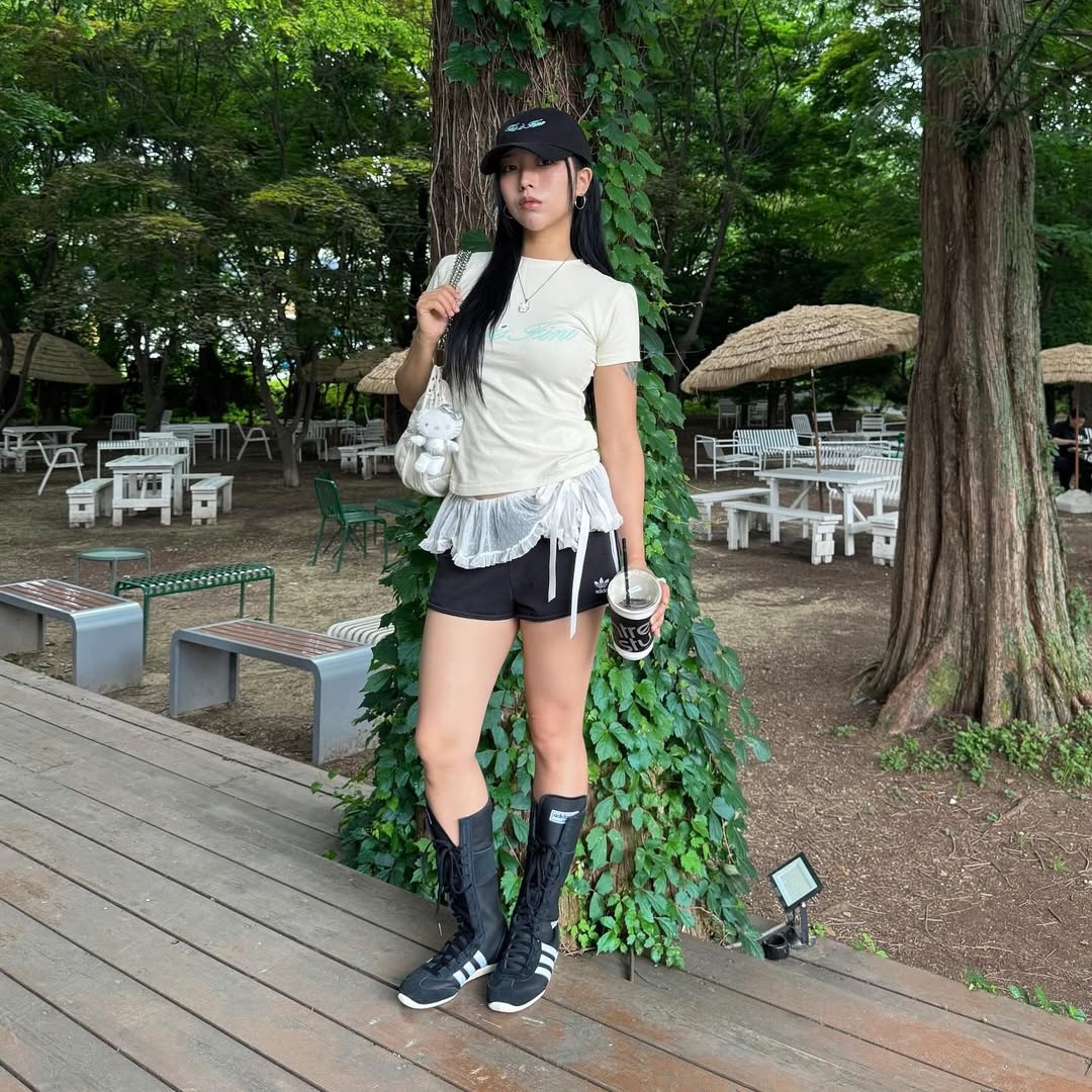 THIS IS FINE Cropped Signature Tee Cream, THIS IS FINE Signature Ball Cap Black 착용 스타일 - 4