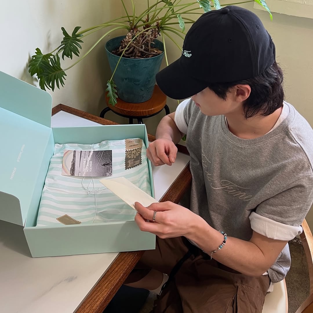 THIS IS FINE Oversized Signature Tee Sportif Gray, THIS IS FINE Signature Ball Cap Black 착용 스타일 - 6