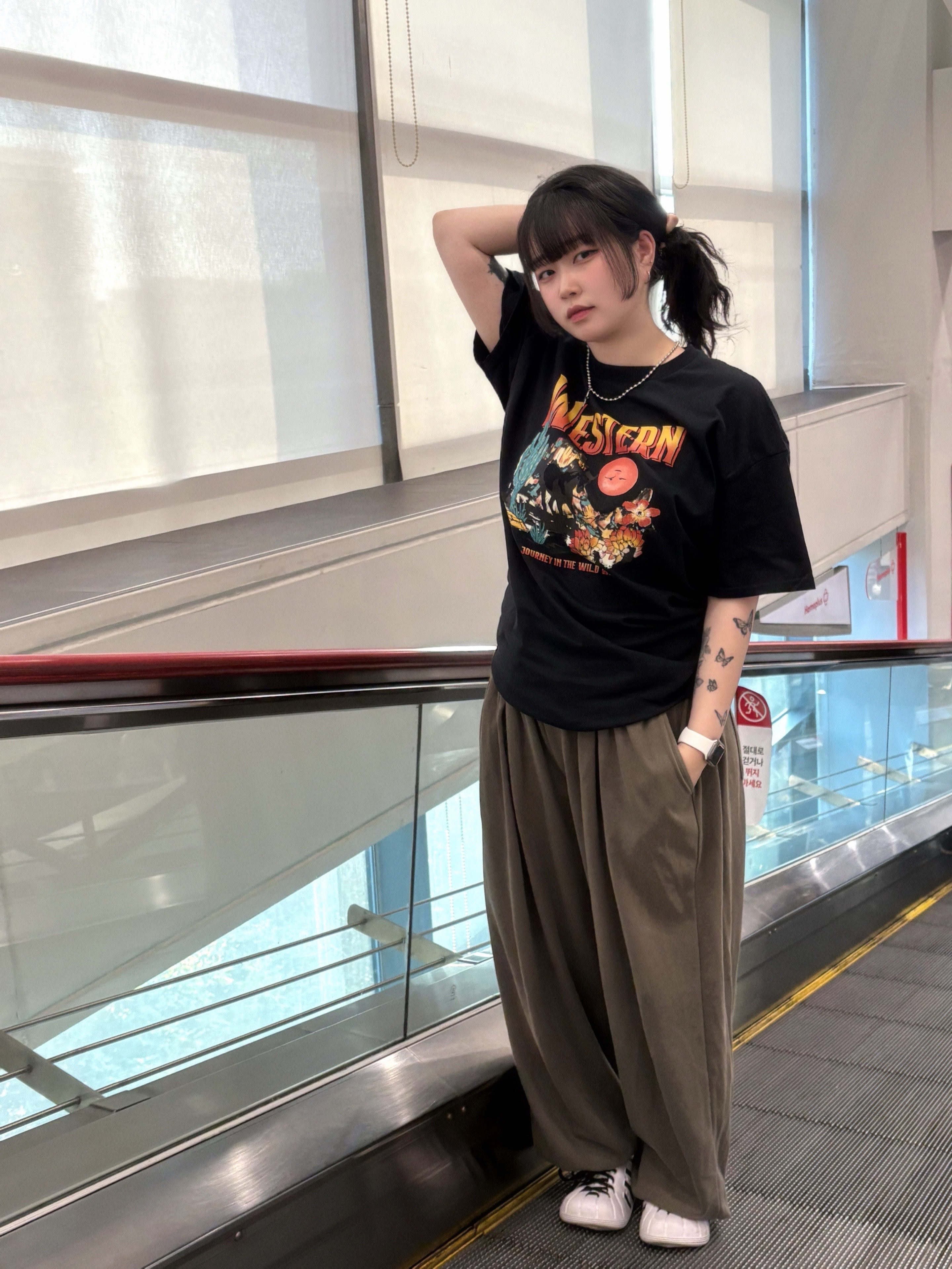 Gildan X American Collection Western T-Shirt Black 착용 스타일 - 2