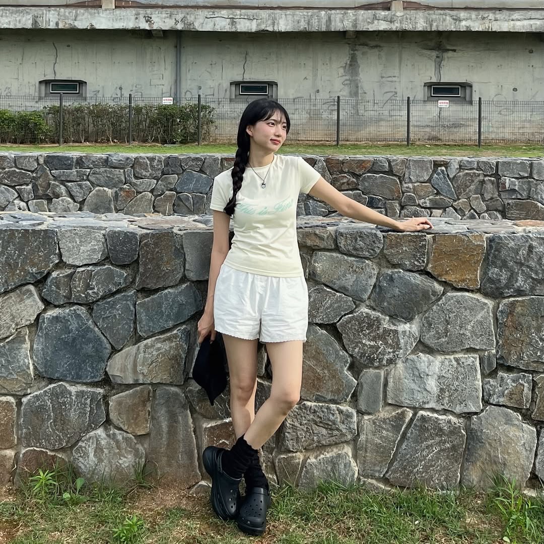 THIS IS FINE Cropped Signature Tee Cream, THIS IS FINE Signature Ball Cap Black 착용 스타일 - 5
