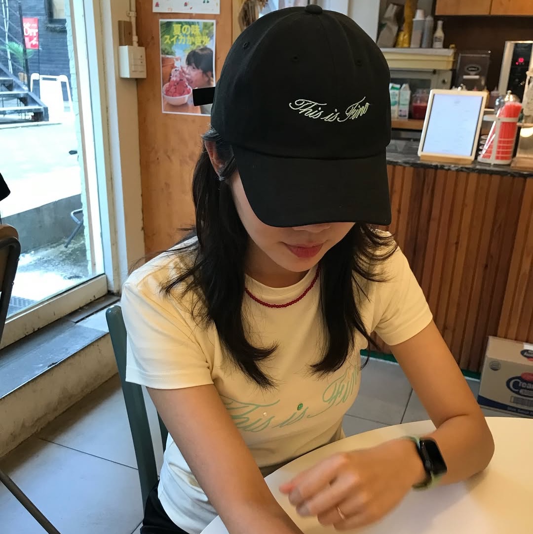 THIS IS FINE Cropped Signature Tee Cream, THIS IS FINE Signature Ball Cap Black 착용 스타일 - 4