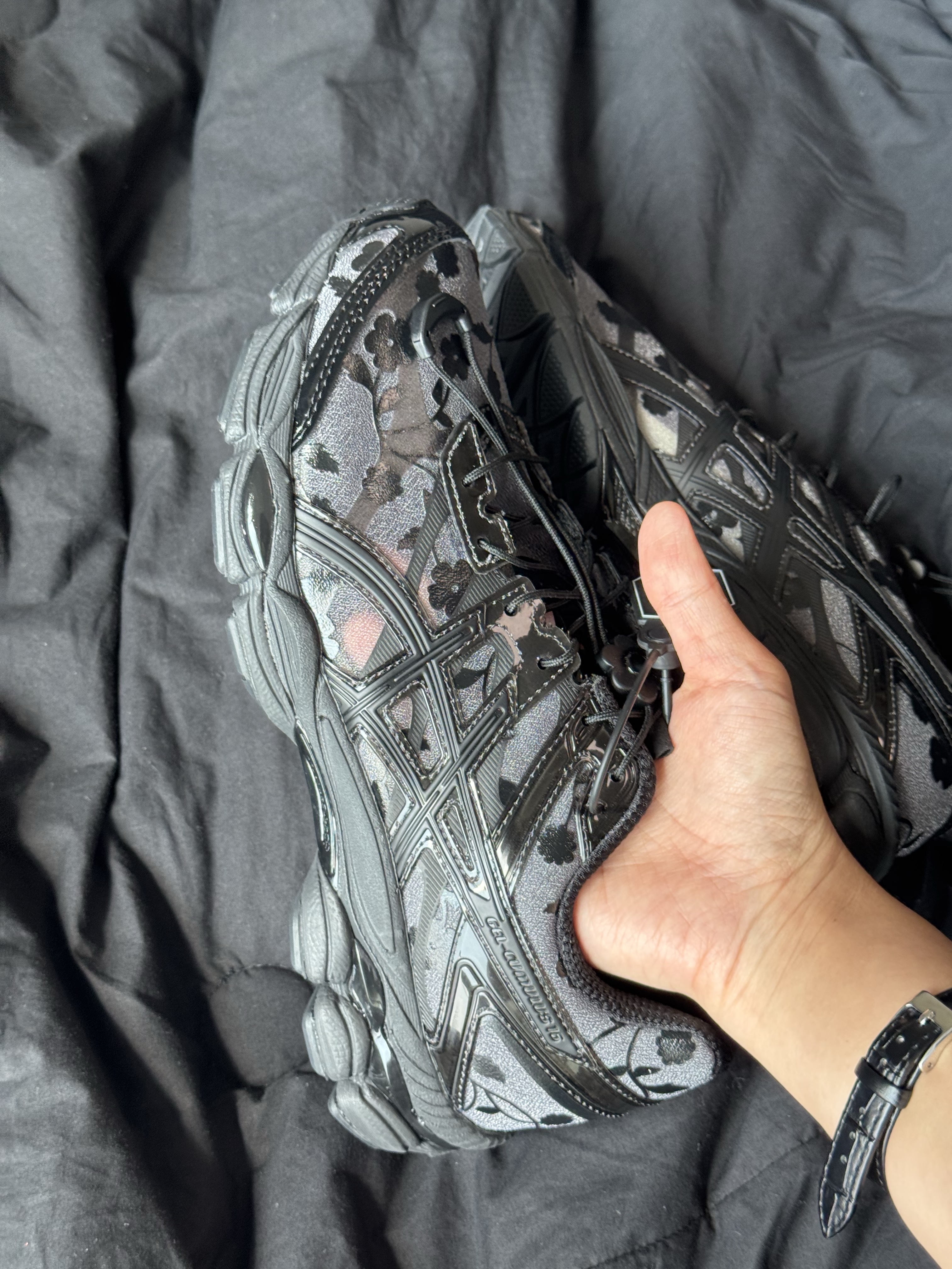 Asics x Cecilie Bahnsen Gel-Cumulus 16 Black 착용 스타일 - 5